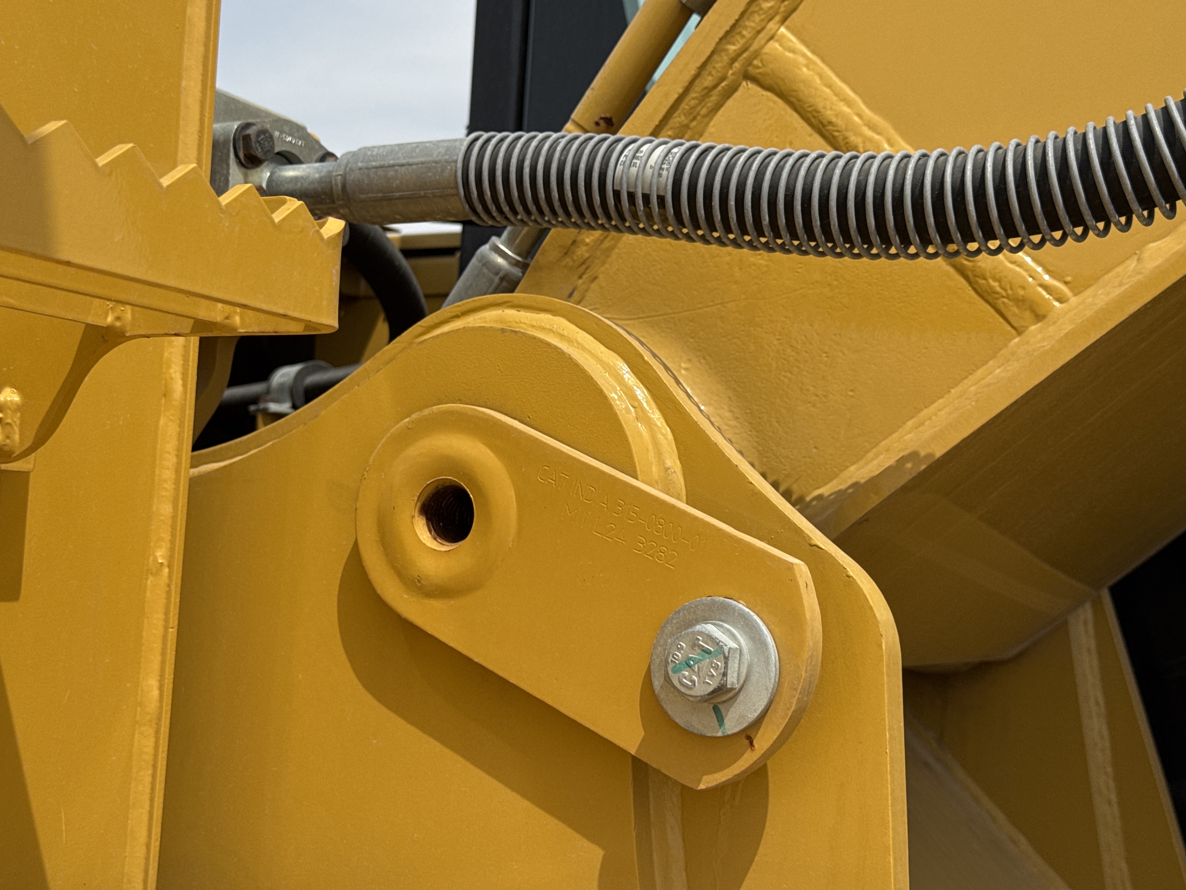 MDX-021-Cat-323D3-Medium-excavators-inspection-Chassis-Boom-base-pin-and-bushings-1