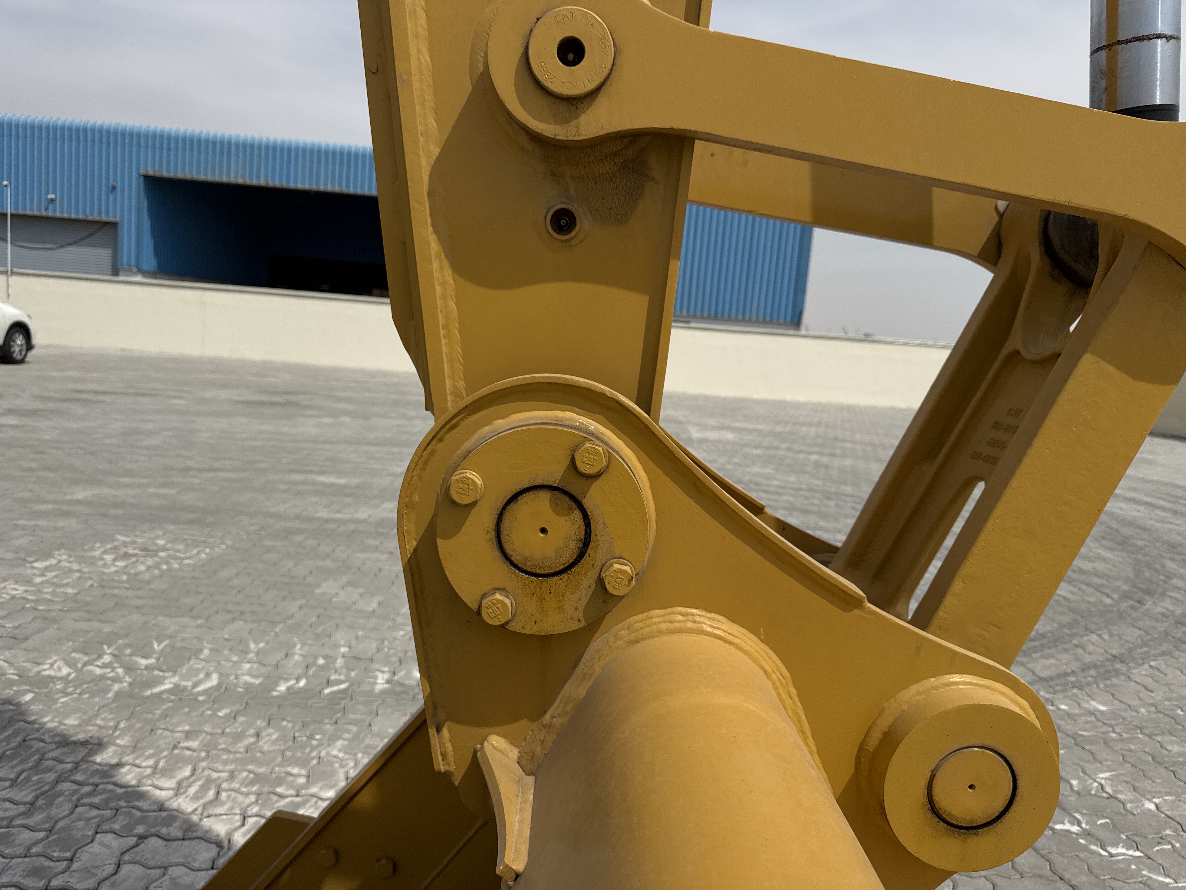 MDX-021-Cat-323D3-Medium-excavators-inspection-Chassis-Pin-and-bushings-stick-to-bucket-1
