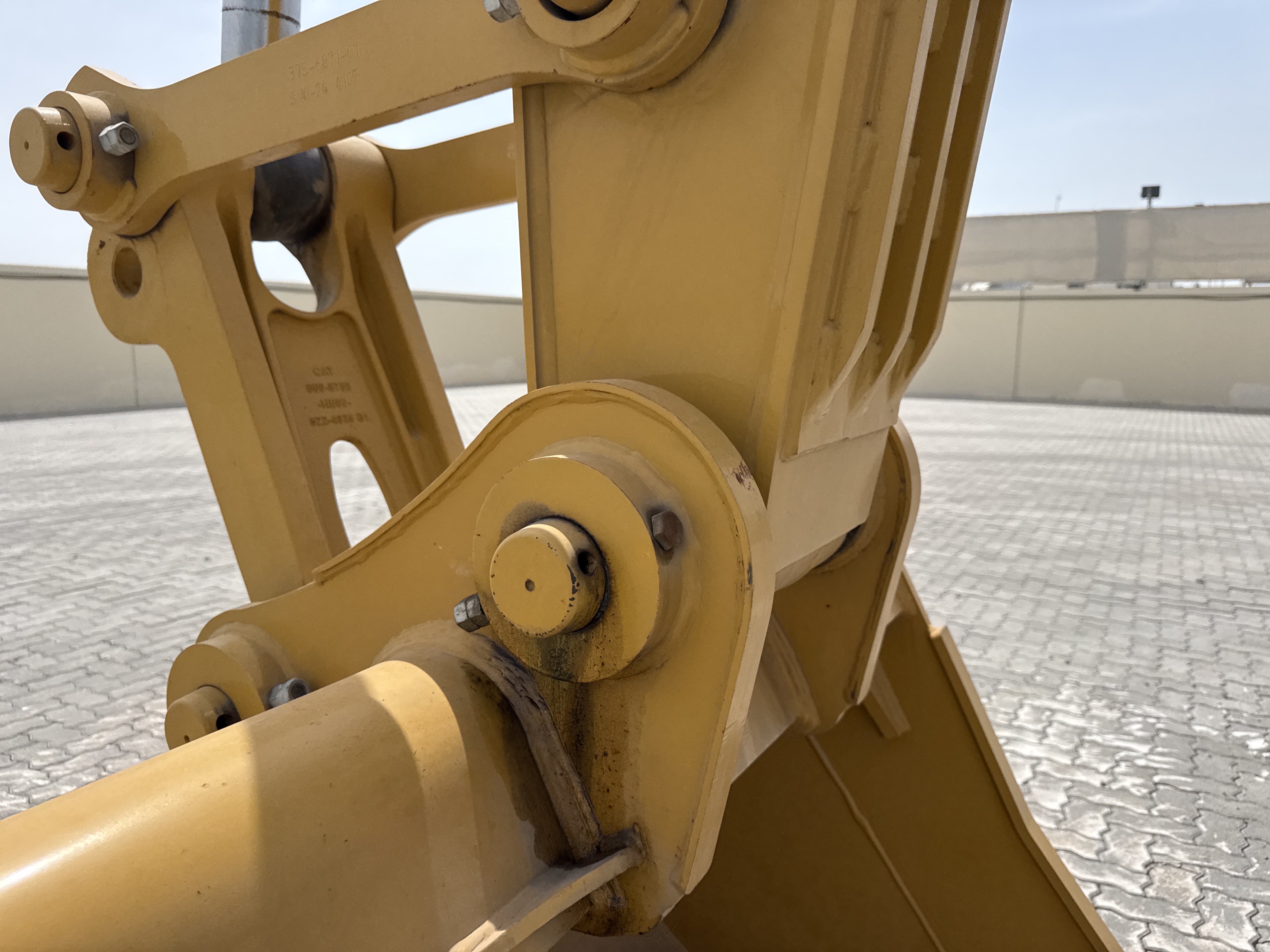 MDX-021-Cat-323D3-Medium-excavators-inspection-Chassis-Pin-and-bushings-stick-to-bucket-1