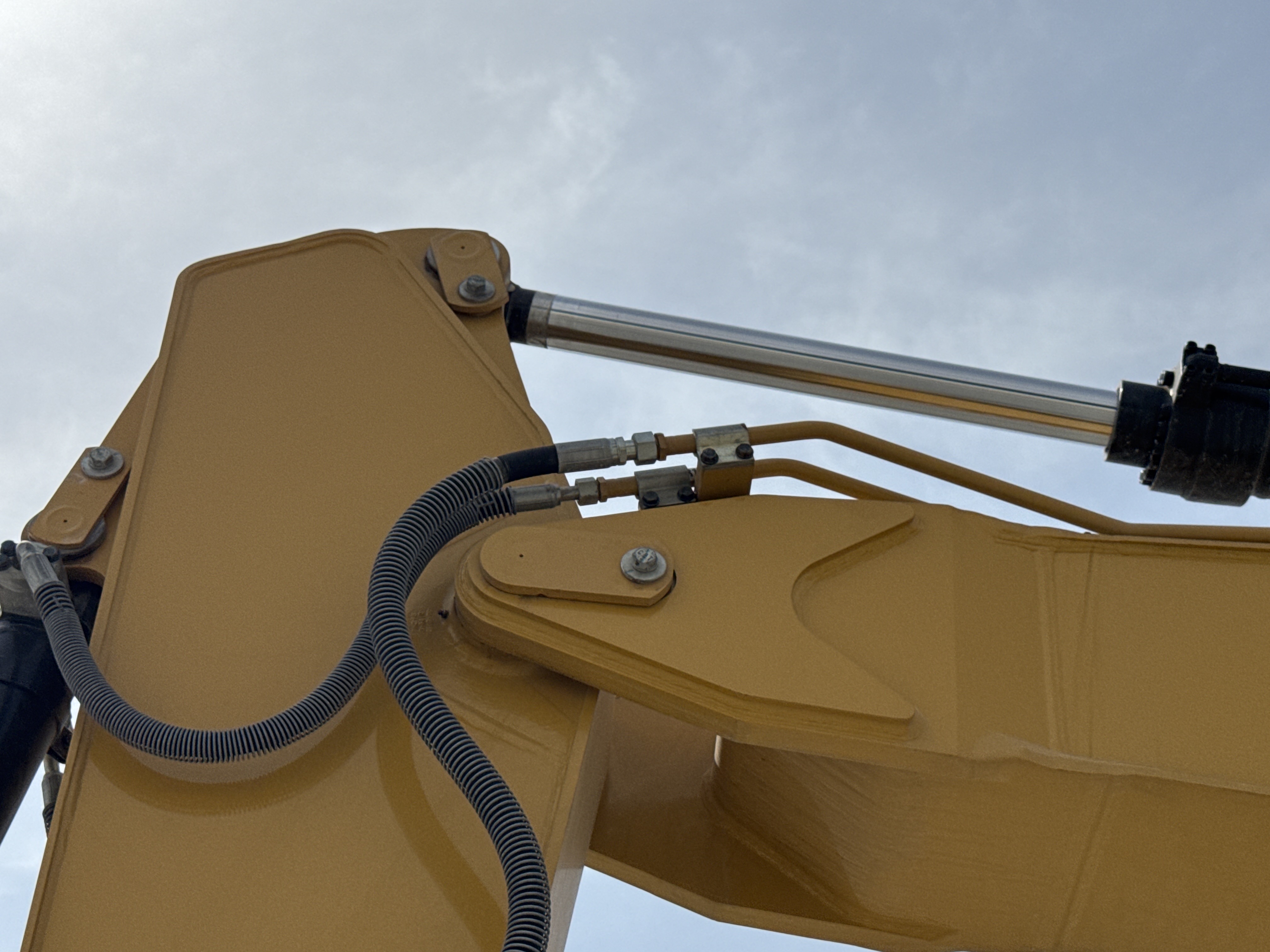 MDX-021-Cat-323D3-Medium-excavators-inspection-Chassis-Pin-and-bushings-boom-to-stick-1