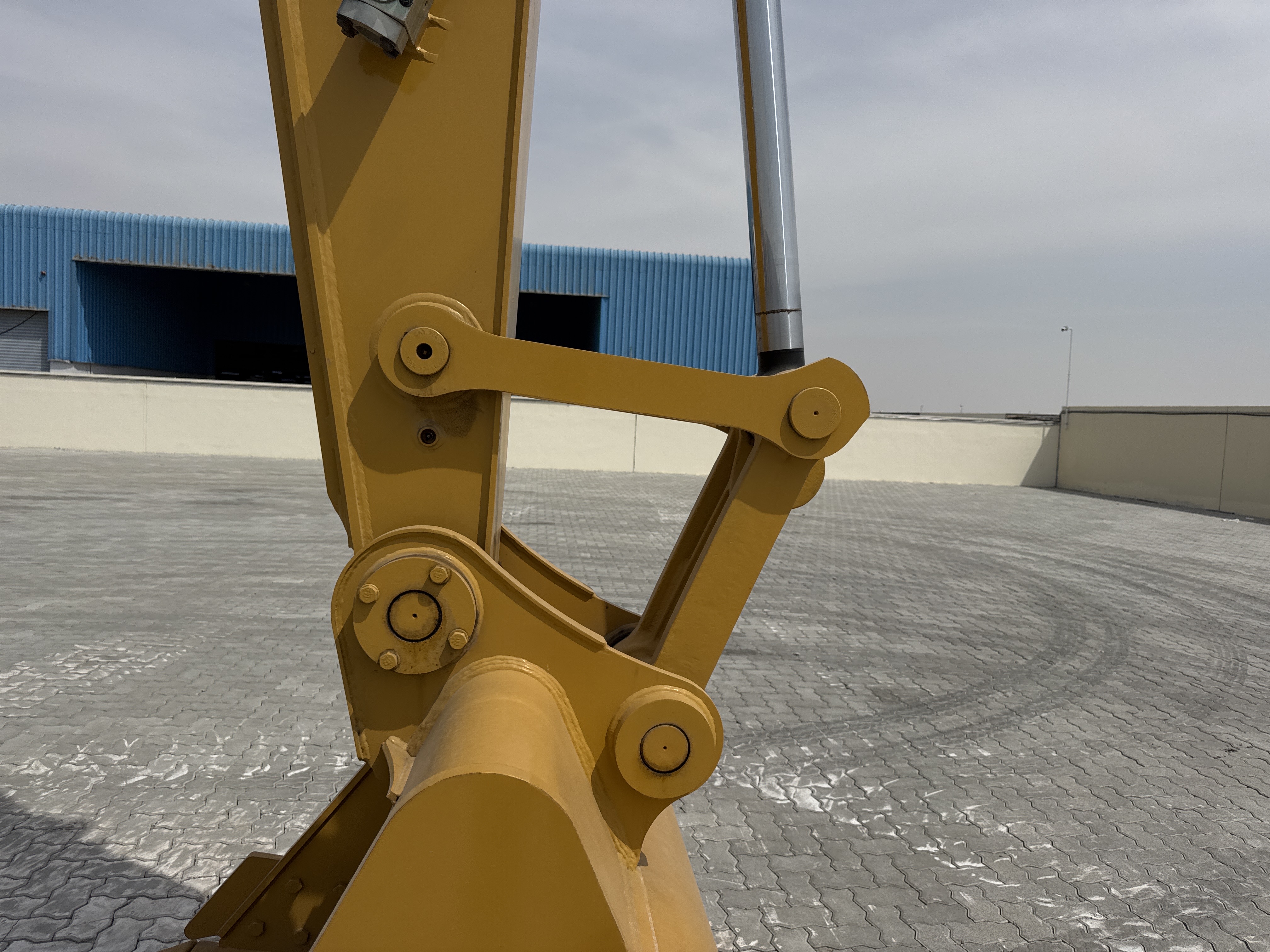 MDX-021-Cat-323D3-Medium-excavators-inspection-Chassis-Dog-bone-arms-1