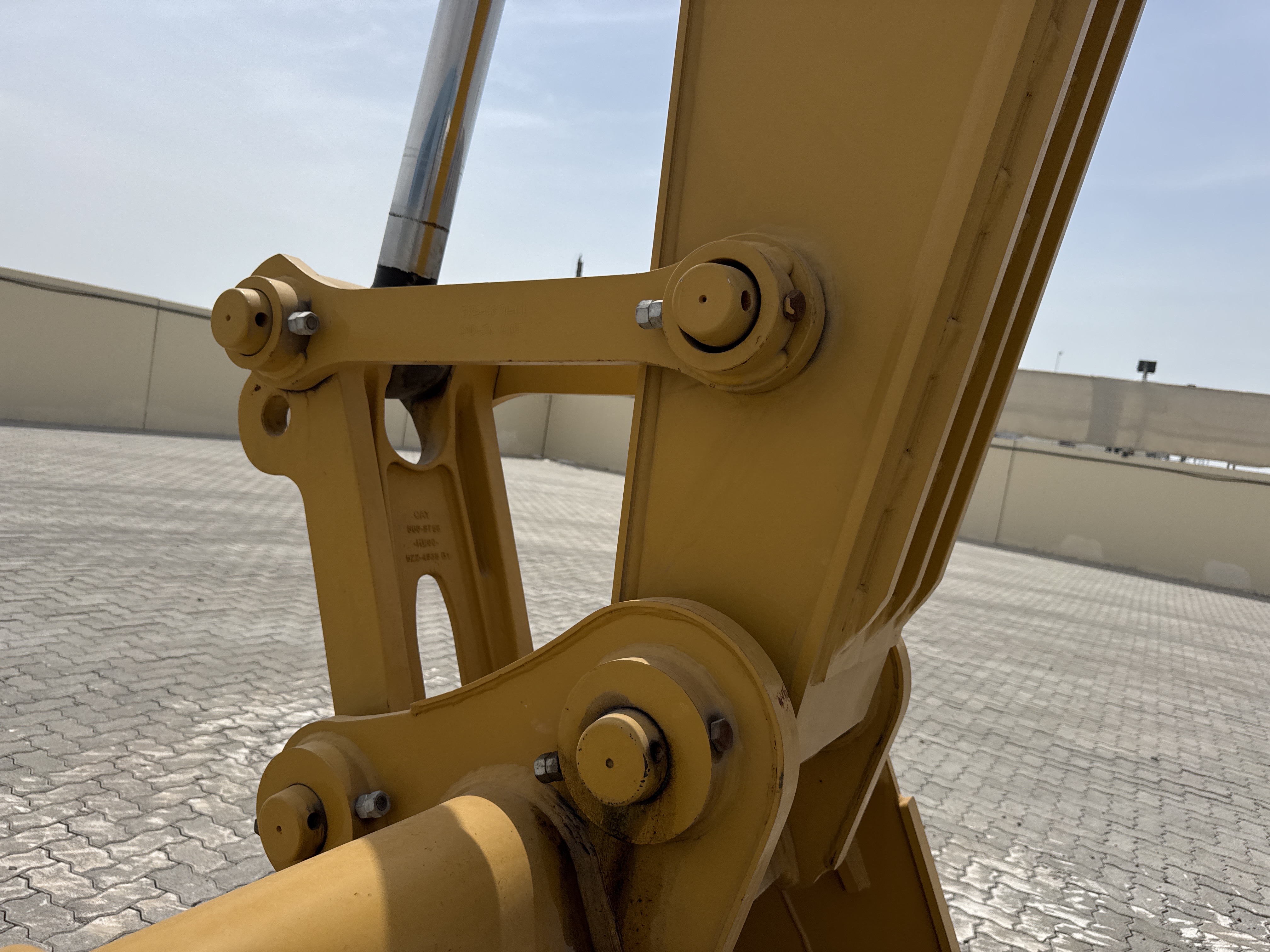 MDX-021-Cat-323D3-Medium-excavators-inspection-Chassis-Dog-bone-arms-1