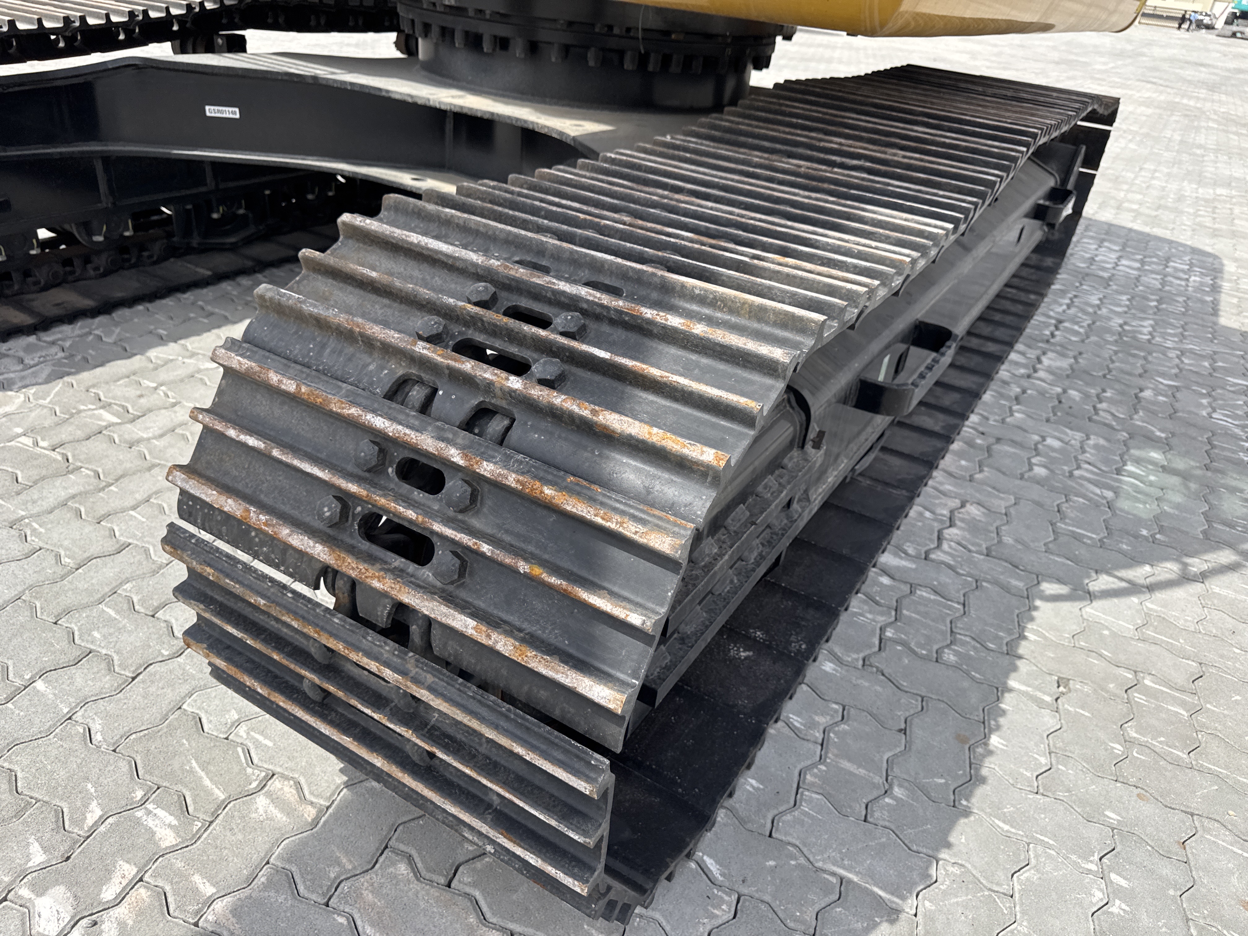 MDX-021-Cat-323D3-Medium-excavators-inspection-Undercarriage-Left-track-shoes-1