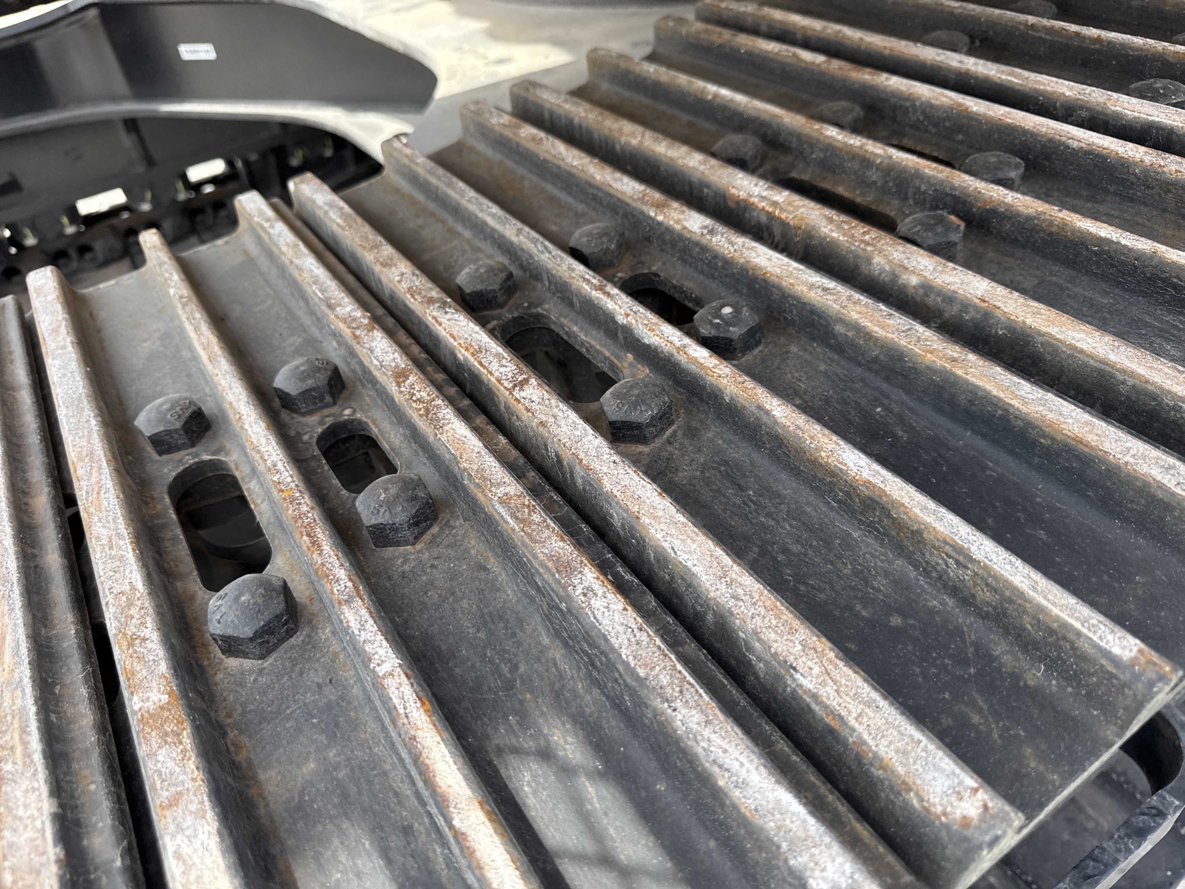 MDX-021-Cat-323D3-Medium-excavators-inspection-Undercarriage-Left-track-shoes-1