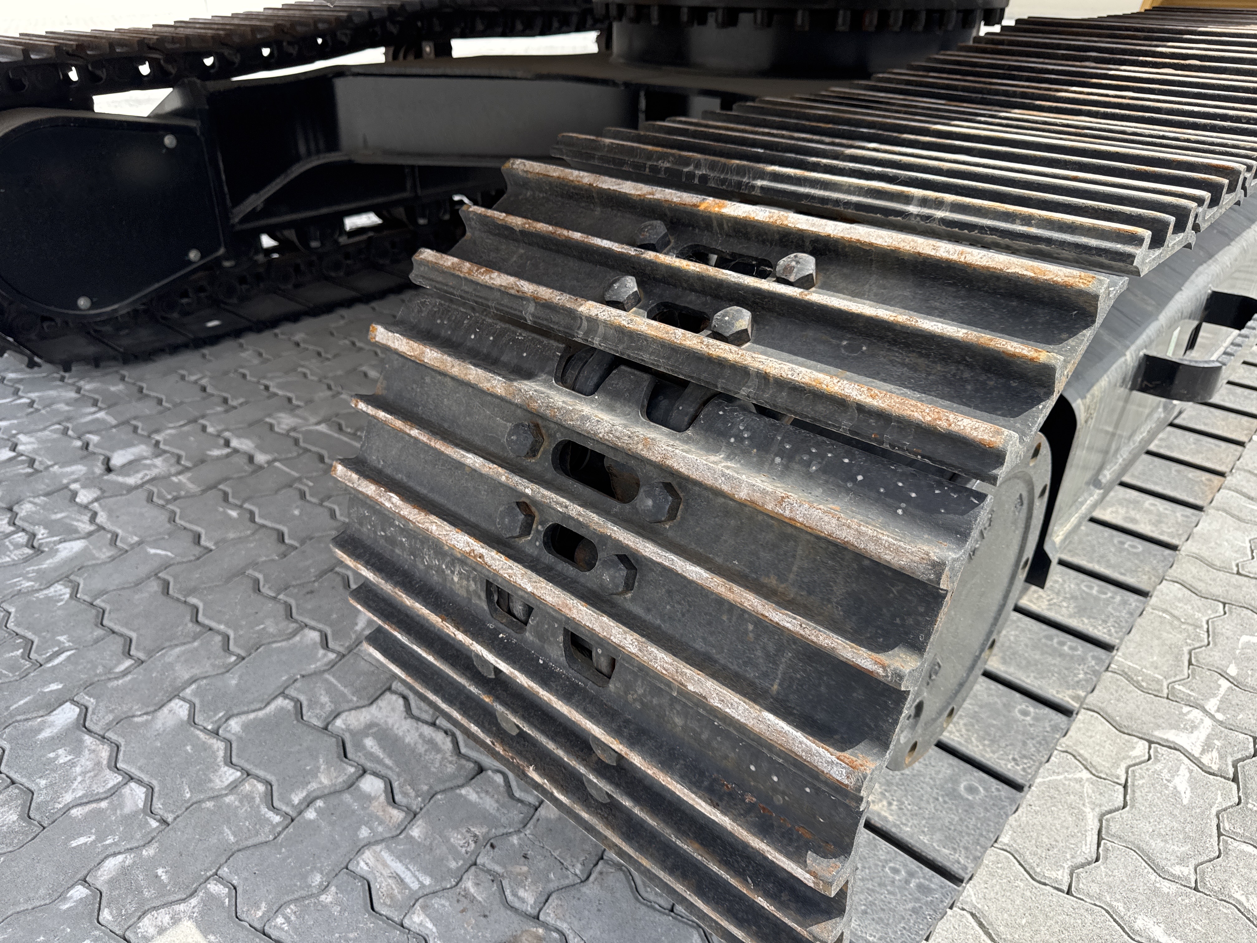 MDX-021-Cat-323D3-Medium-excavators-inspection-Undercarriage-Right-track-shoes-1