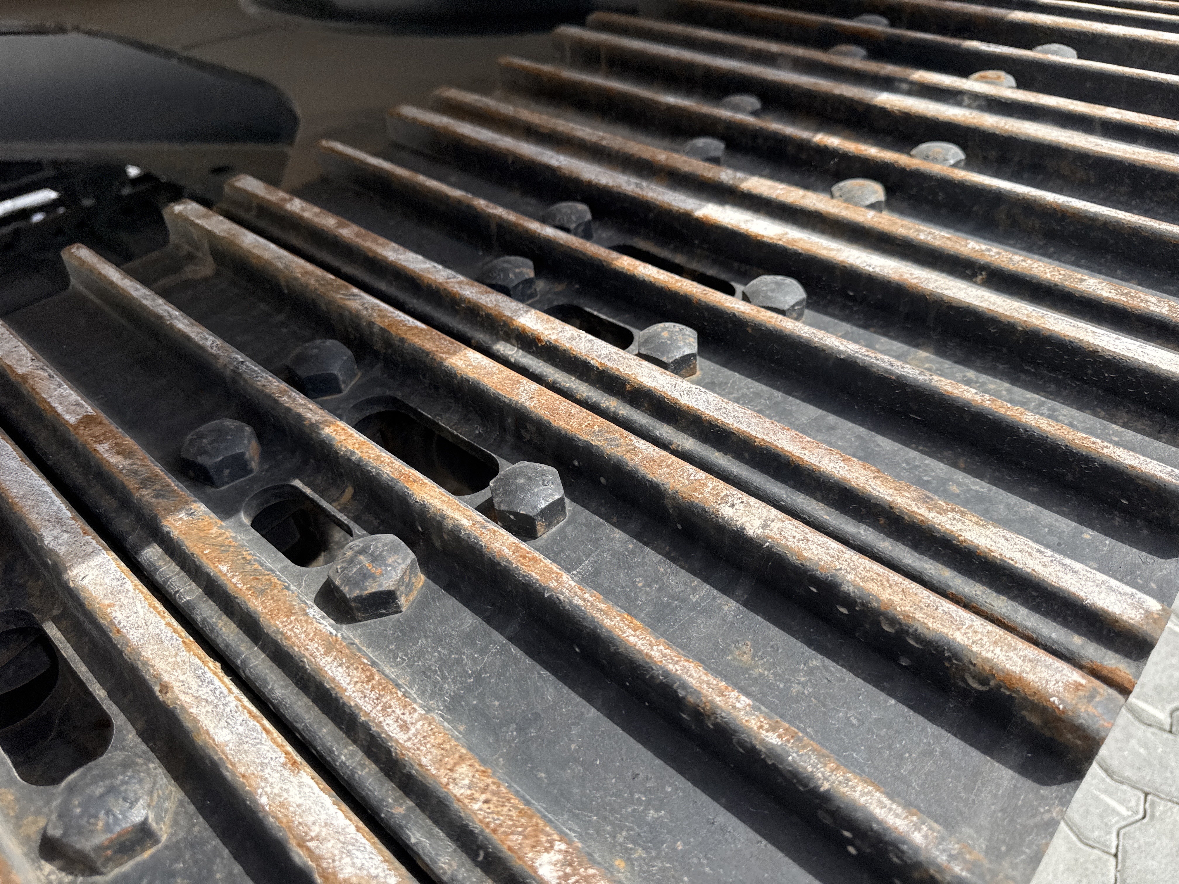 MDX-021-Cat-323D3-Medium-excavators-inspection-Undercarriage-Right-track-shoes-1