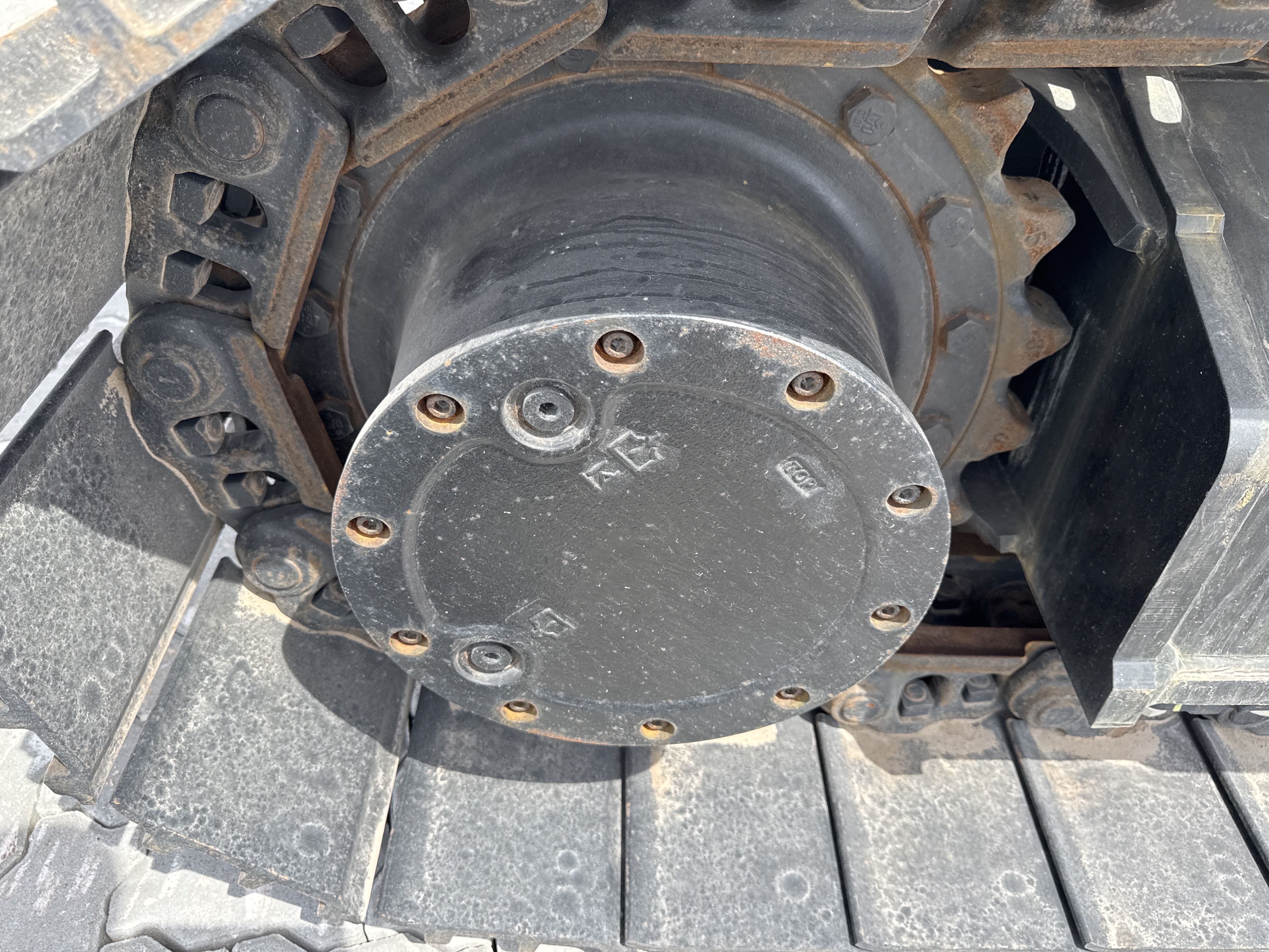 MDX-021-Cat-323D3-Medium-excavators-inspection-Undercarriage-Final-drive-1