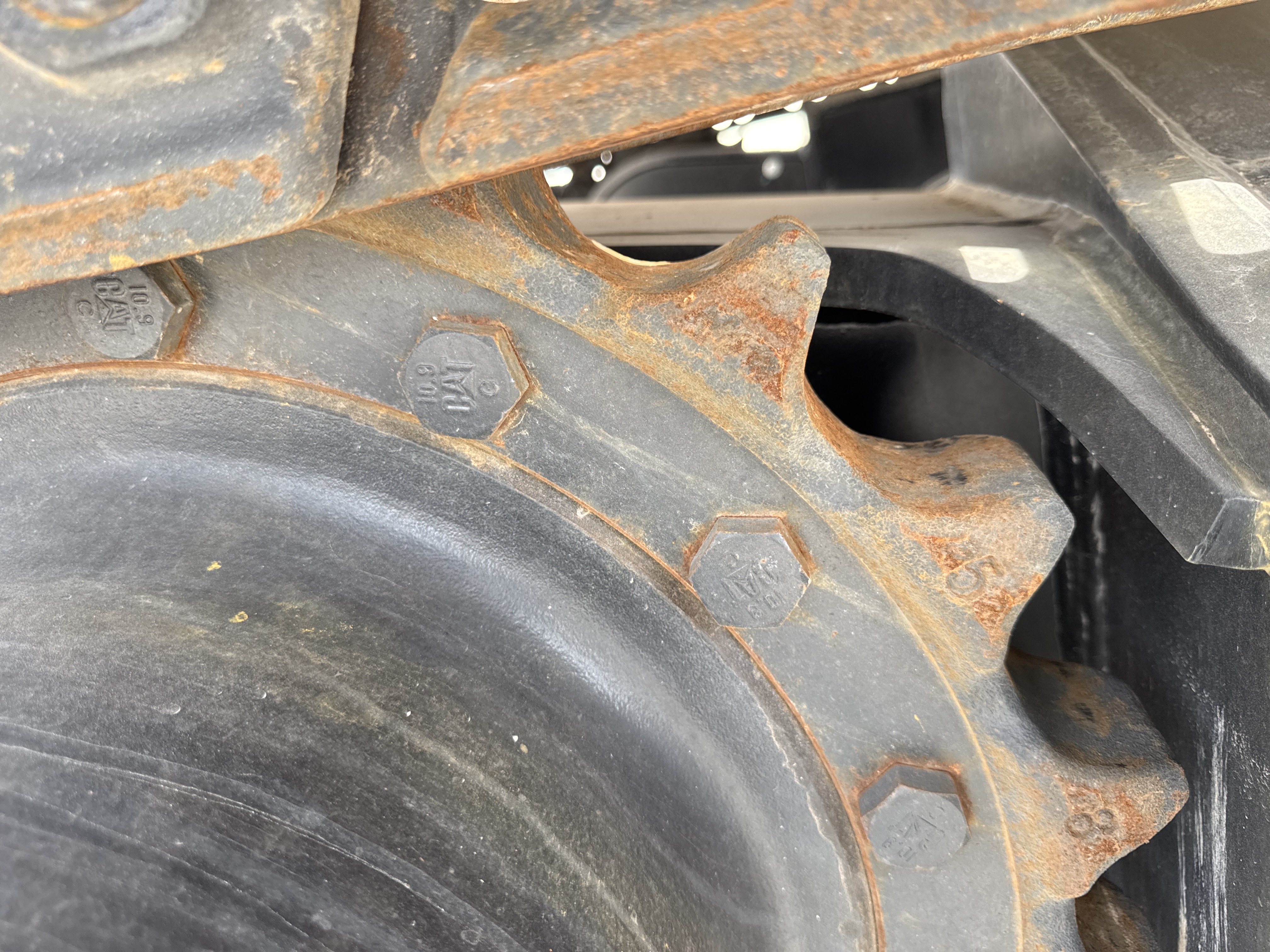 MDX-021-Cat-323D3-Medium-excavators-inspection-Undercarriage-Left-sprocket-1