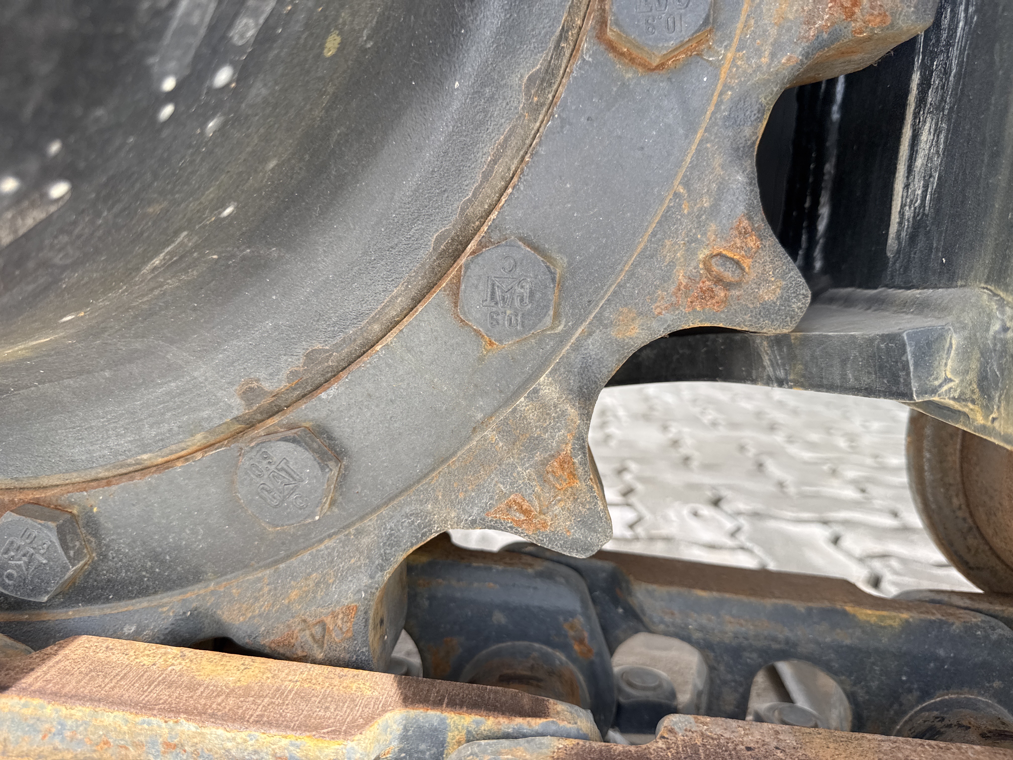 MDX-021-Cat-323D3-Medium-excavators-inspection-Undercarriage-Left-sprocket-1