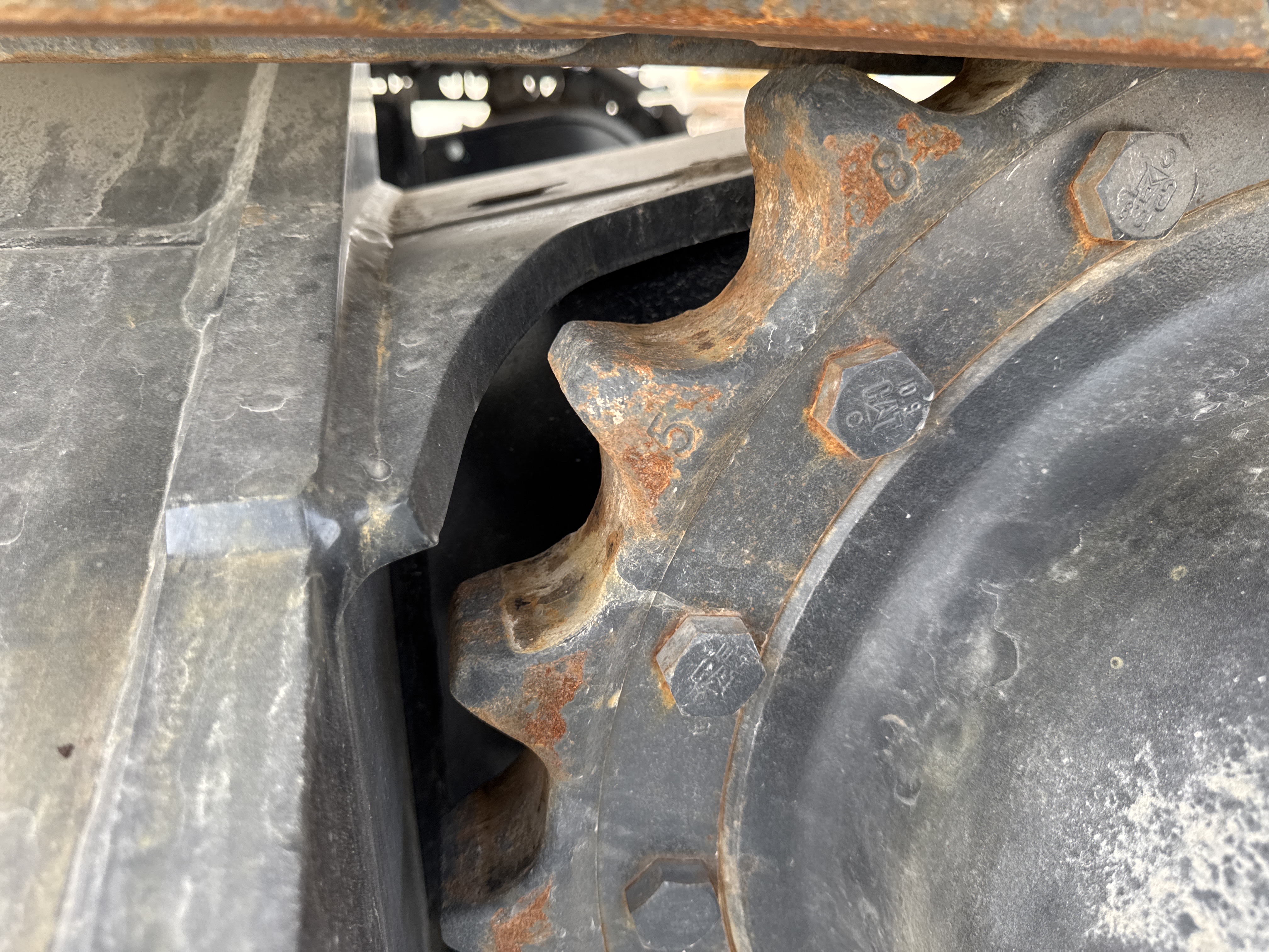 MDX-021-Cat-323D3-Medium-excavators-inspection-Undercarriage-Right-sprocket-1