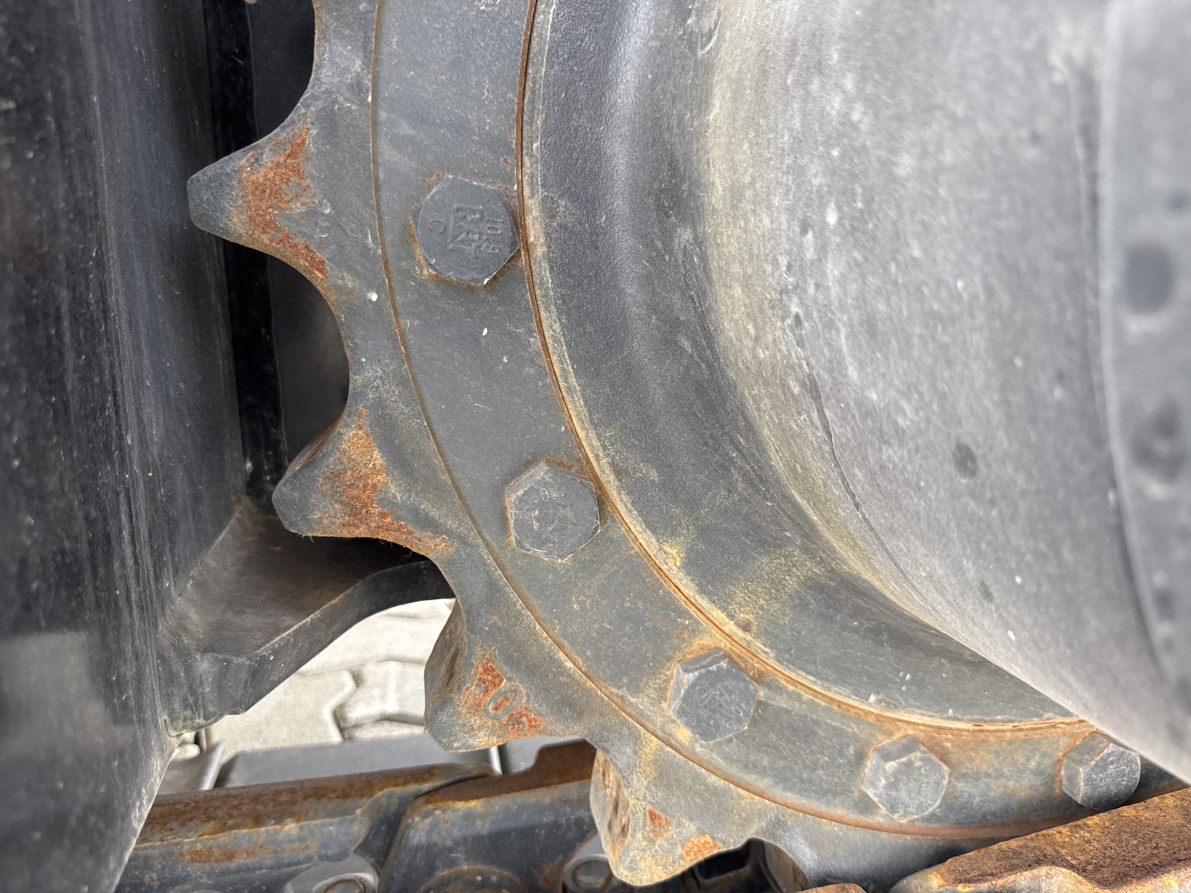 MDX-021-Cat-323D3-Medium-excavators-inspection-Undercarriage-Right-sprocket-1