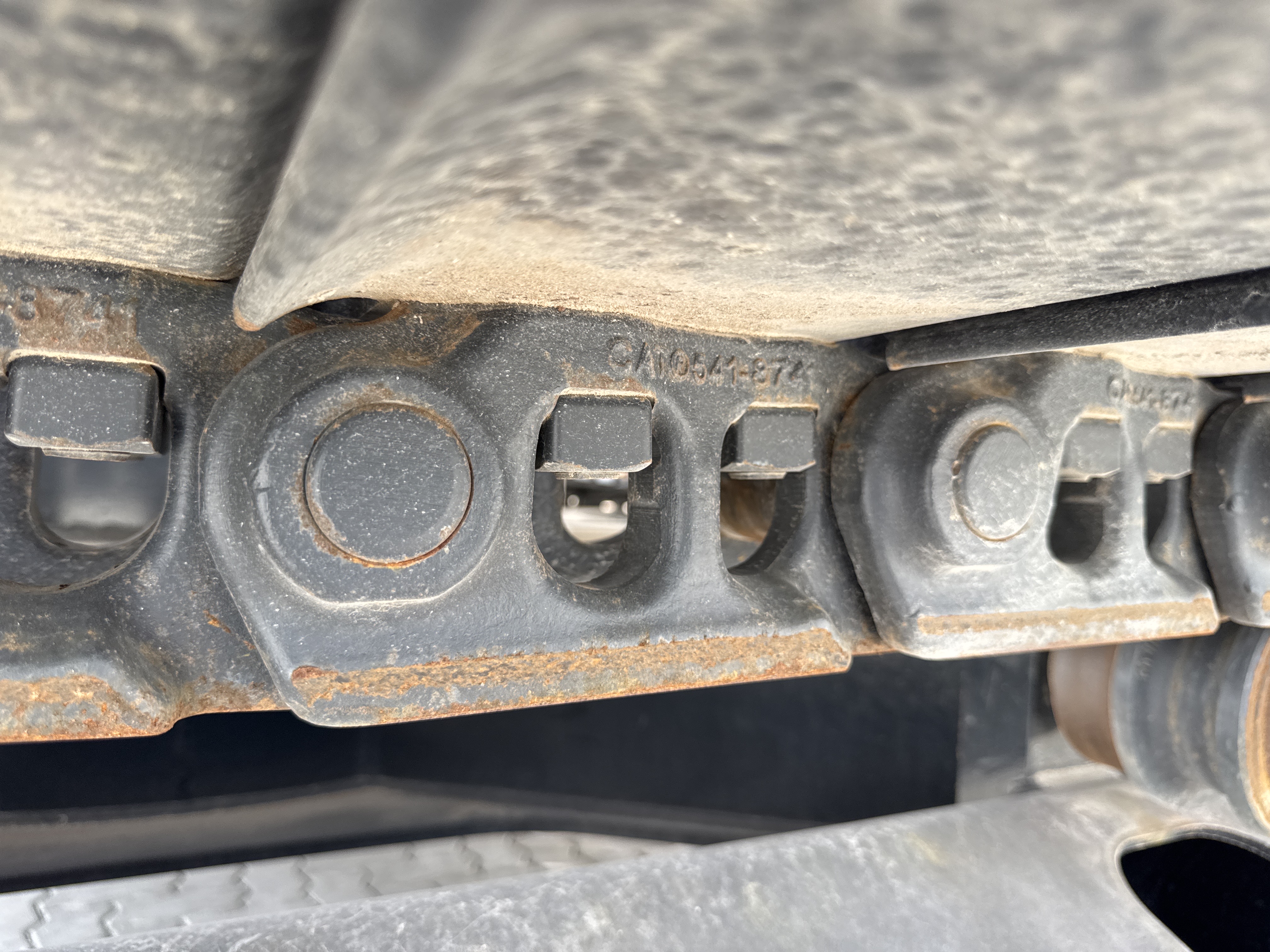 MDX-021-Cat-323D3-Medium-excavators-inspection-Undercarriage-Left-track-chain-1
