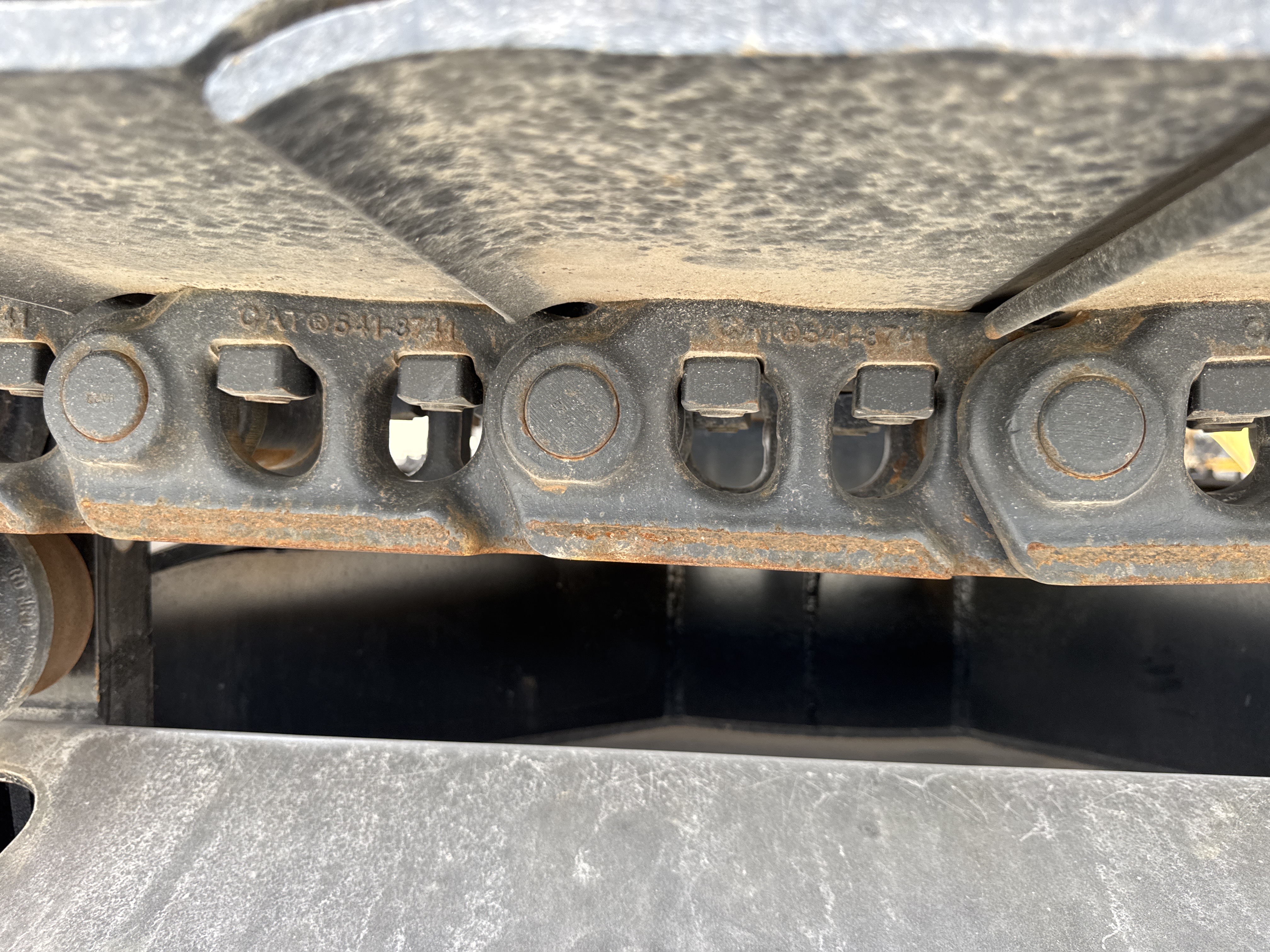 MDX-021-Cat-323D3-Medium-excavators-inspection-Undercarriage-Left-track-chain-1