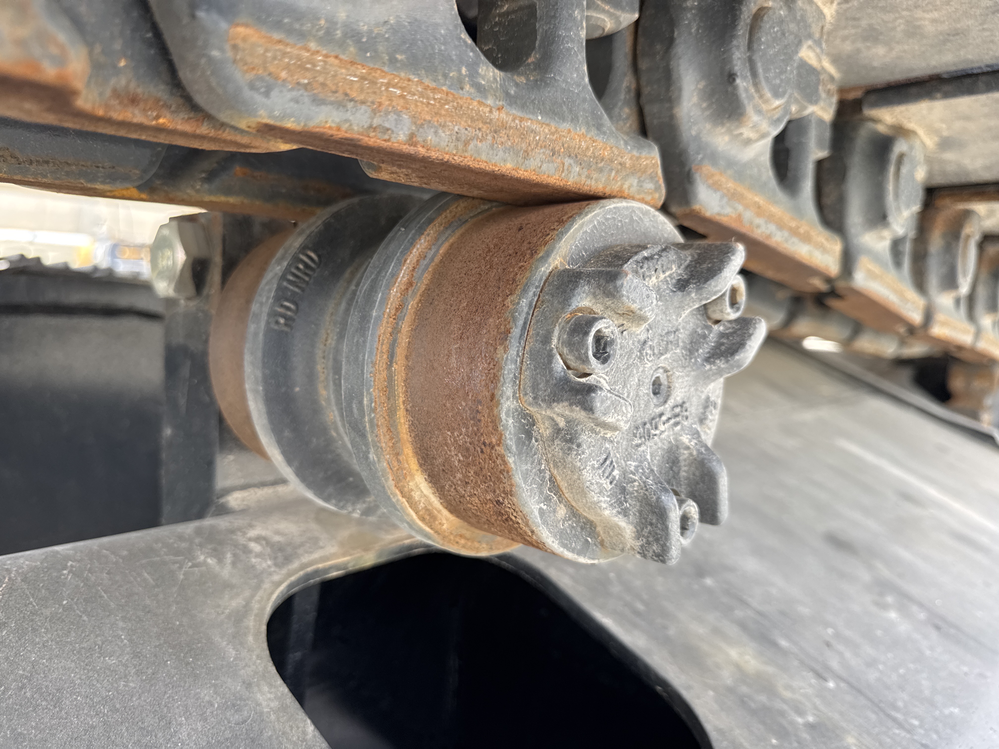MDX-021-Cat-323D3-Medium-excavators-inspection-Undercarriage-Left-carrier-rollers-1