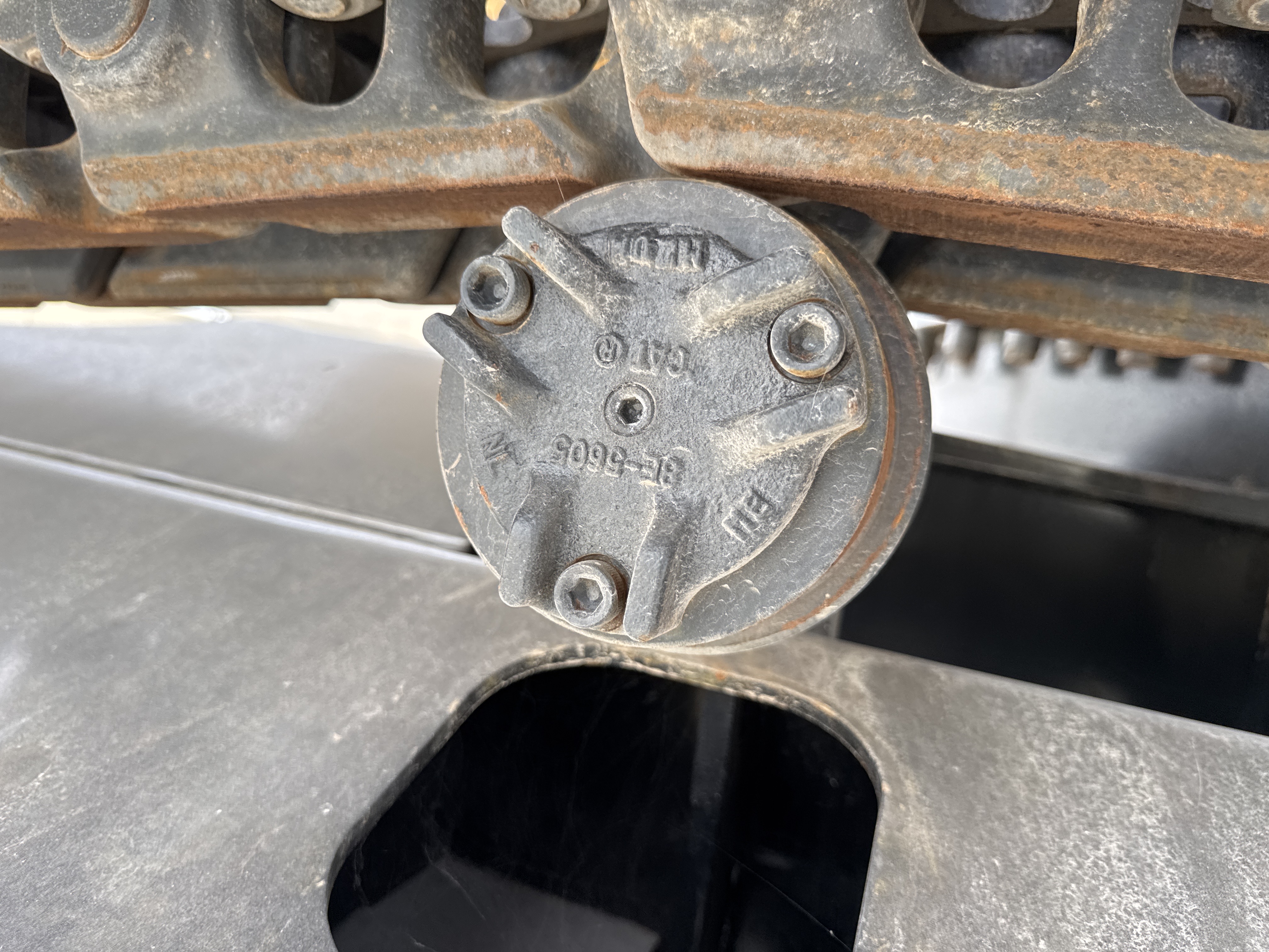 MDX-021-Cat-323D3-Medium-excavators-inspection-Undercarriage-Left-carrier-rollers-1