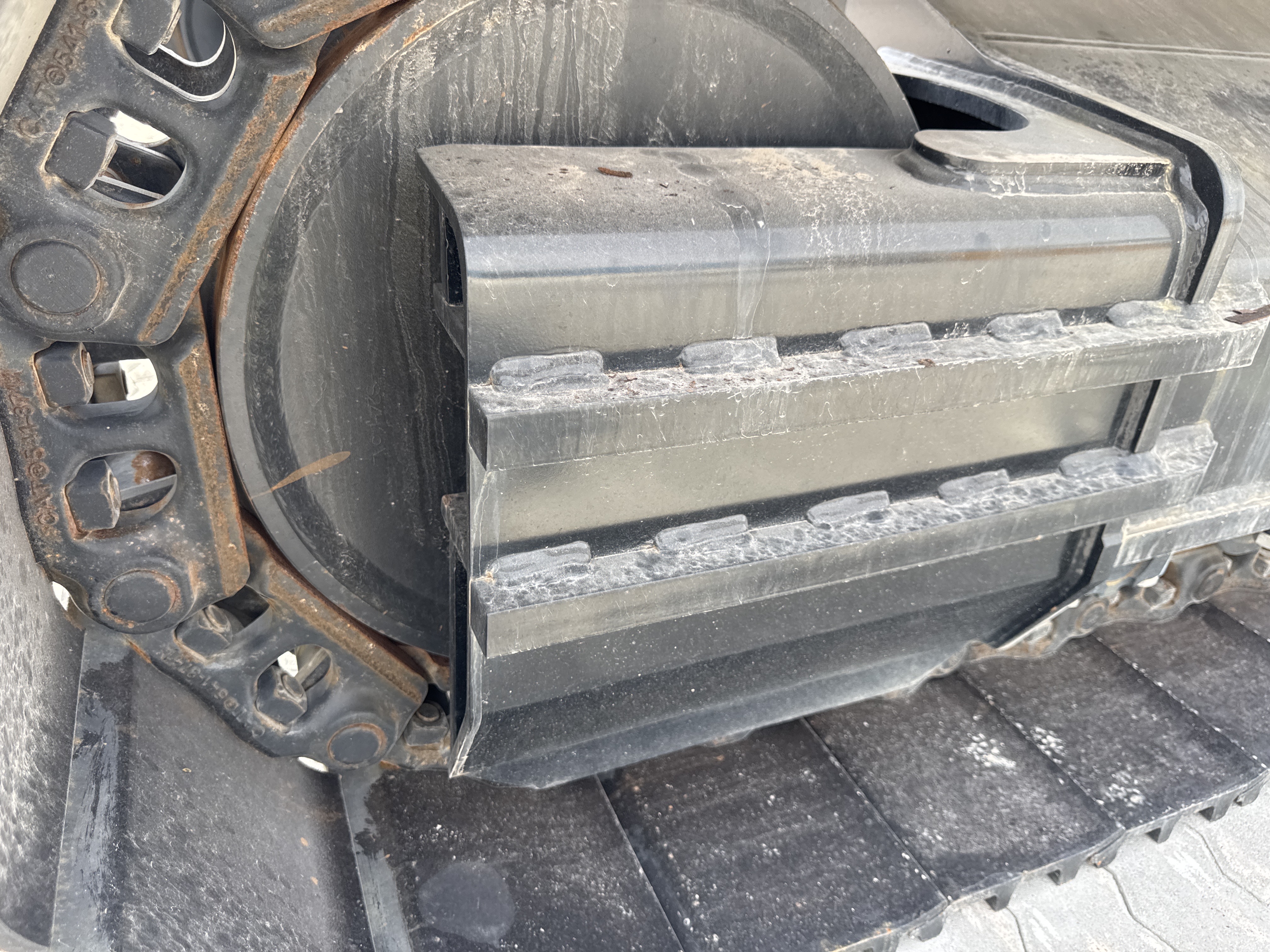 MDX-021-Cat-323D3-Medium-excavators-inspection-Undercarriage-left-idler-1