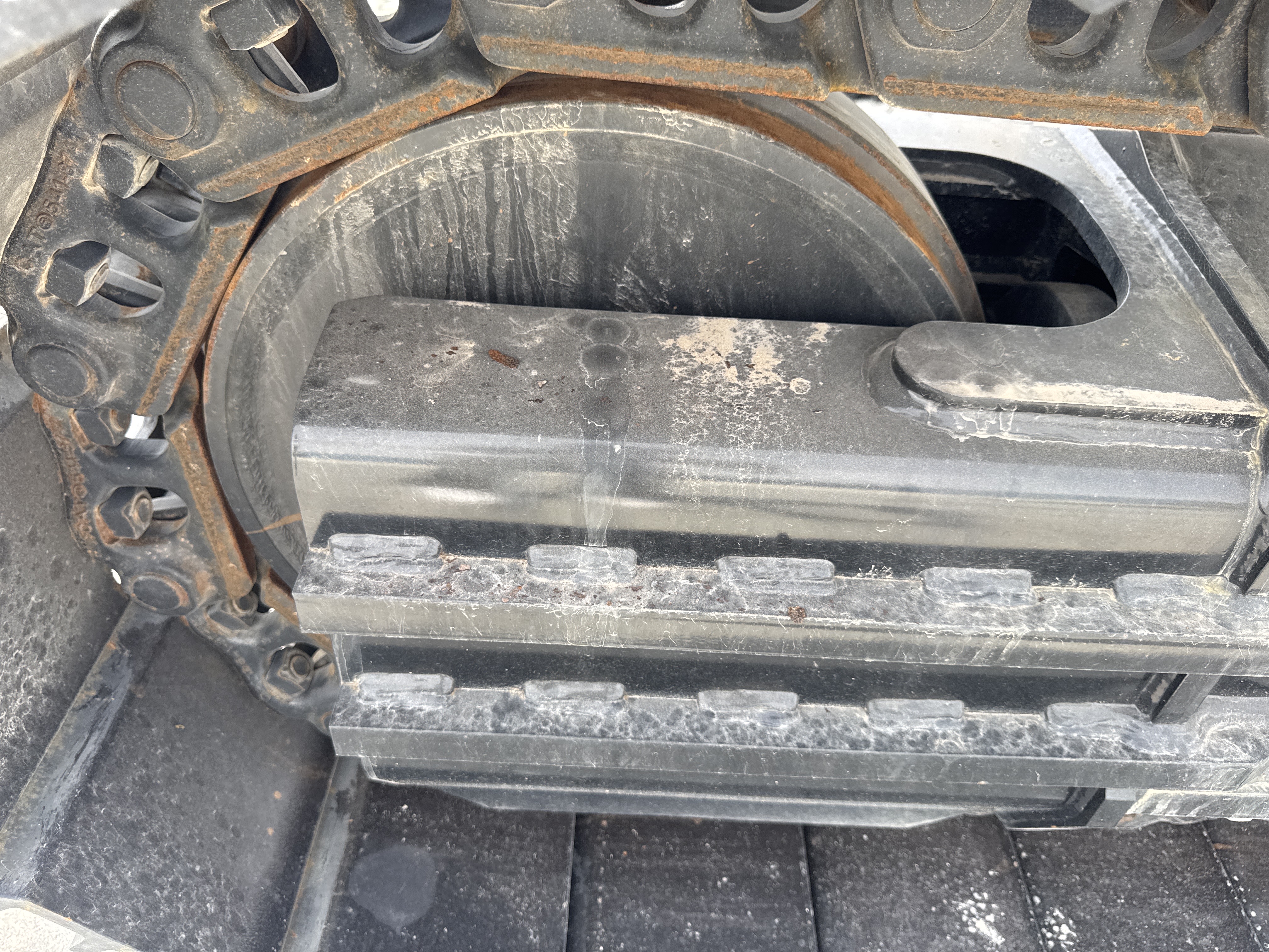 MDX-021-Cat-323D3-Medium-excavators-inspection-Undercarriage-left-idler-1