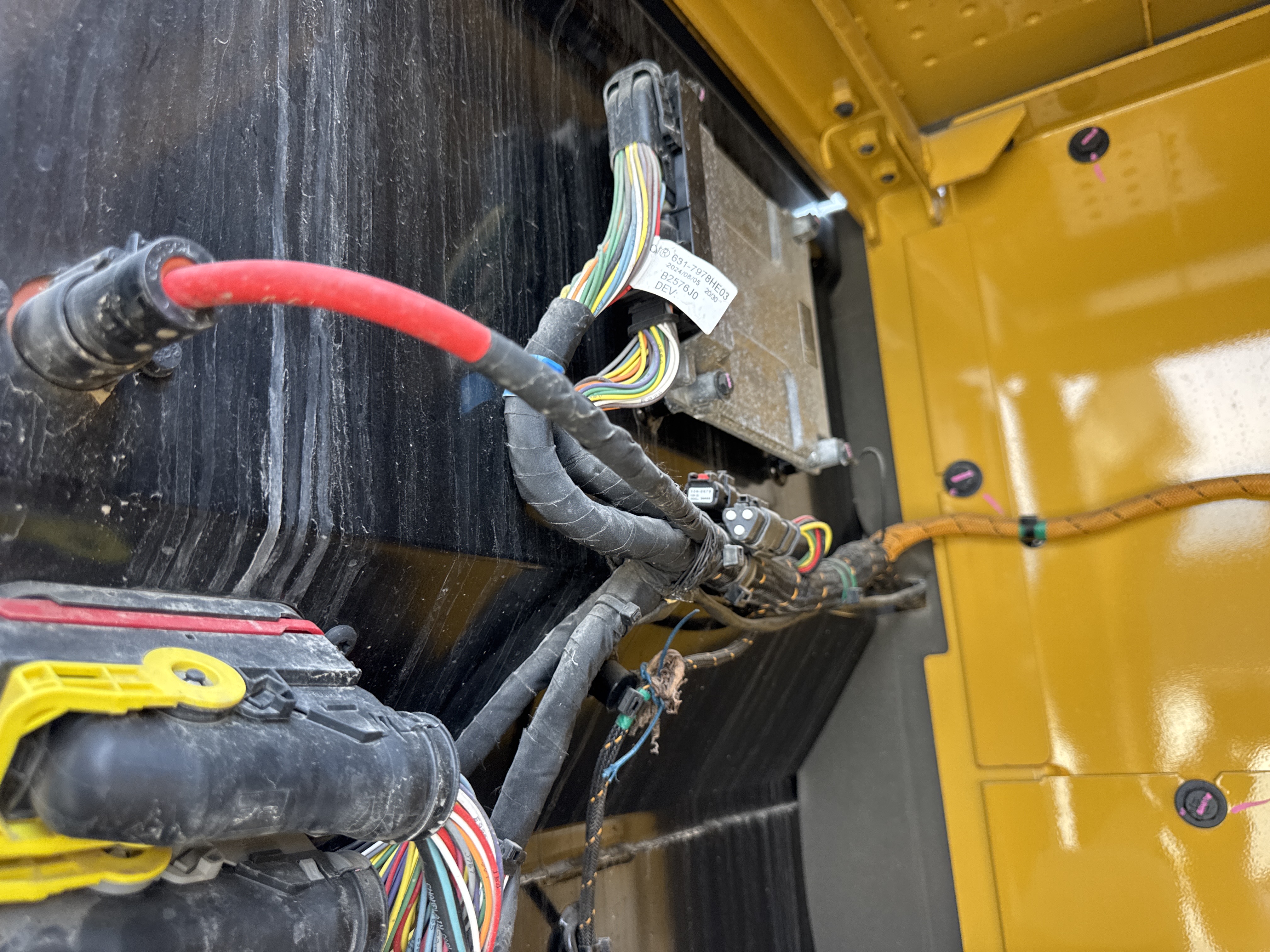 MDX-021-Cat-323D3-Medium-excavators-inspection-Electronics-Main-harness-1