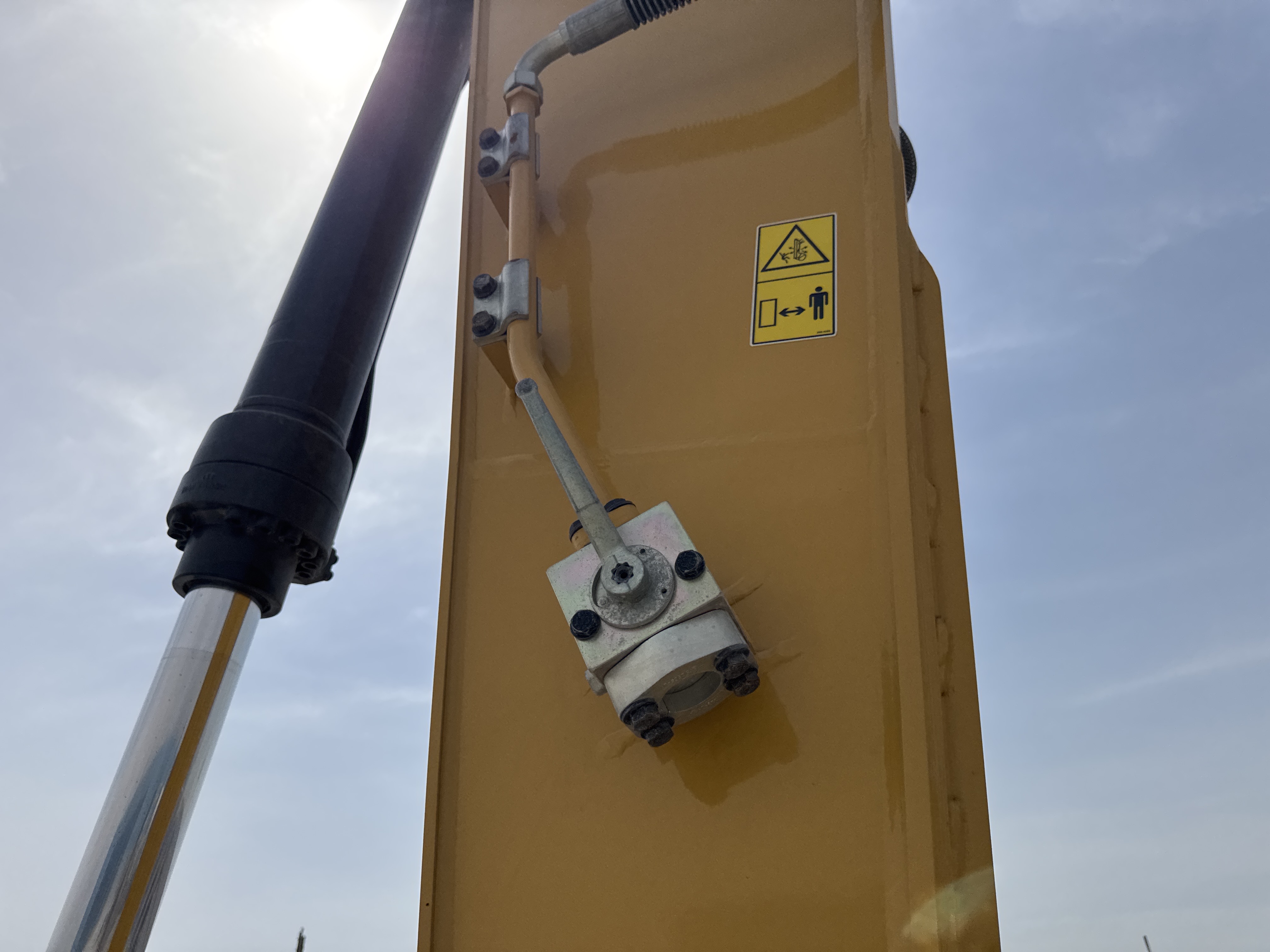 MDX-021-Cat-323D3-Medium-excavators-inspection-Hydraulics-Attachment-piping-1