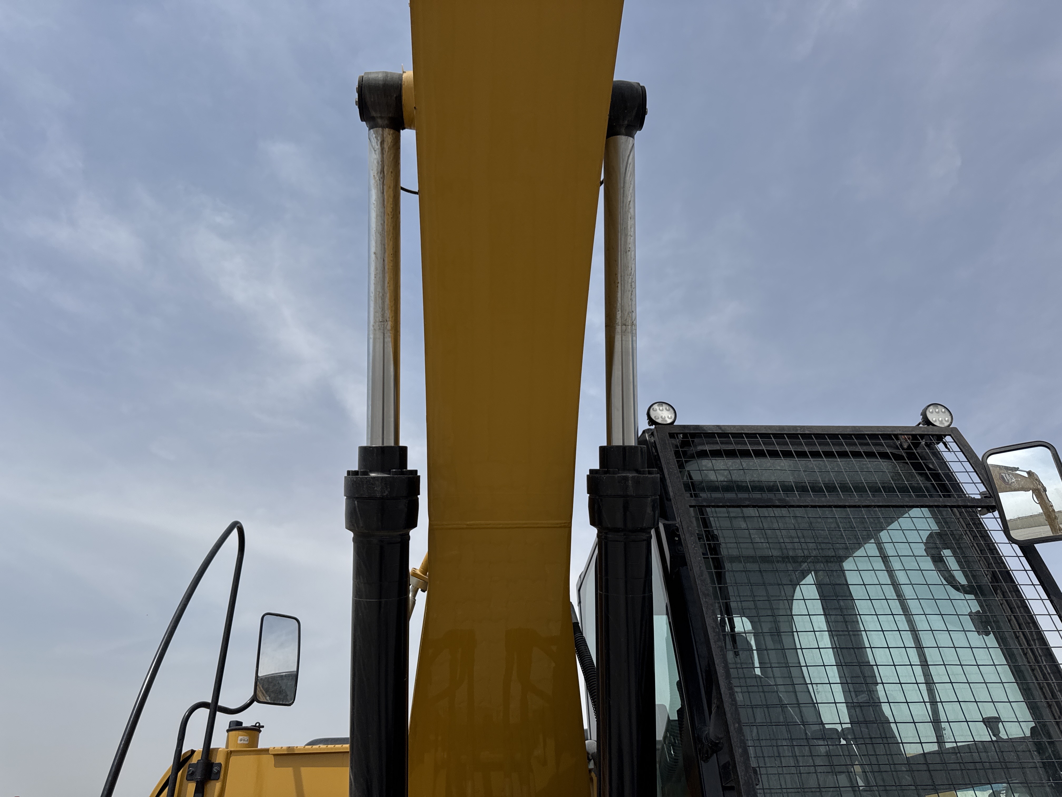 MDX-021-Cat-323D3-Medium-excavators-inspection-Hydraulics-Boom-lift-cylinder-1