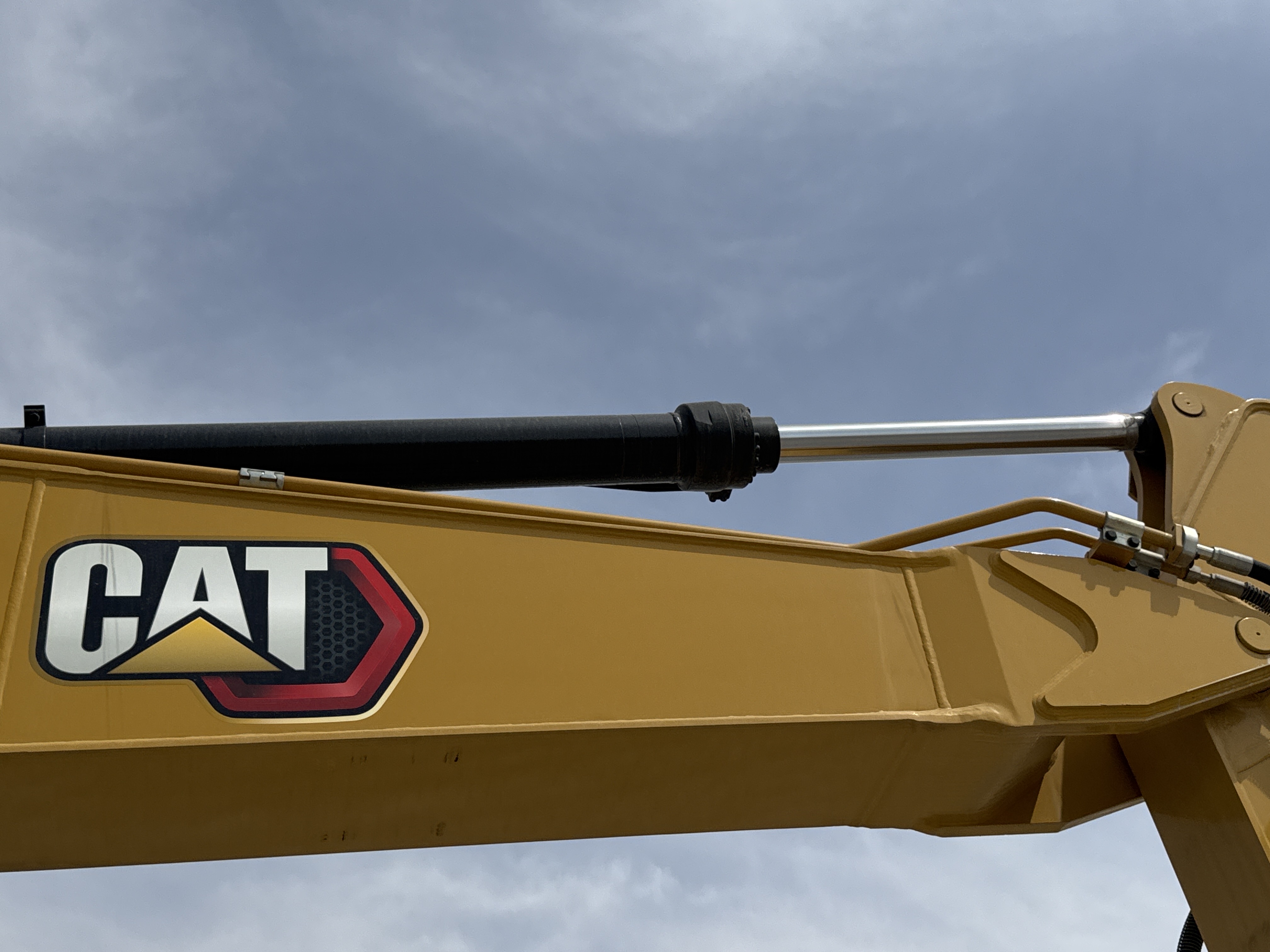 MDX-021-Cat-323D3-Medium-excavators-inspection-Hydraulics-Stick-cylinder-1