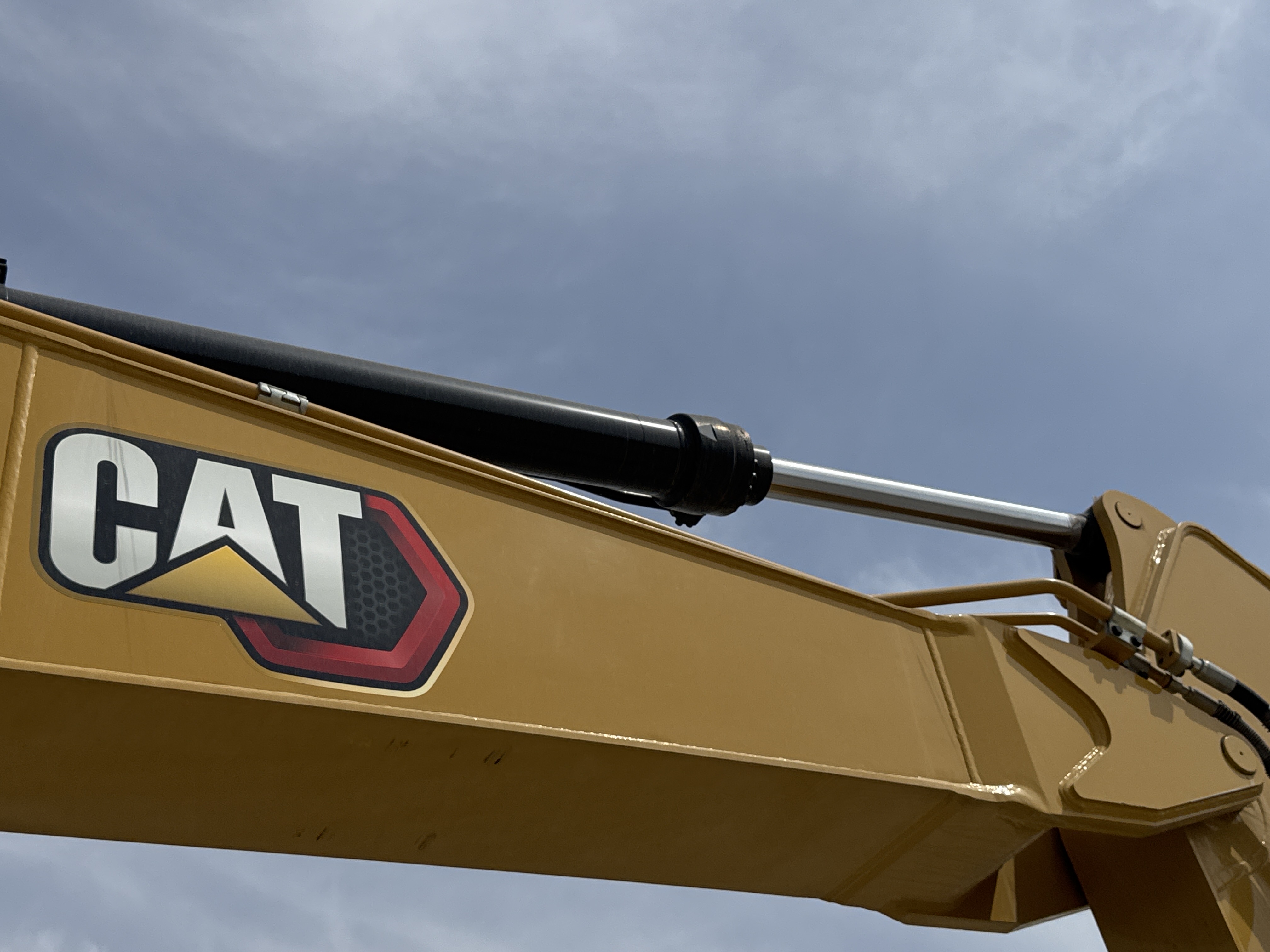 MDX-021-Cat-323D3-Medium-excavators-inspection-Hydraulics-Stick-cylinder-1