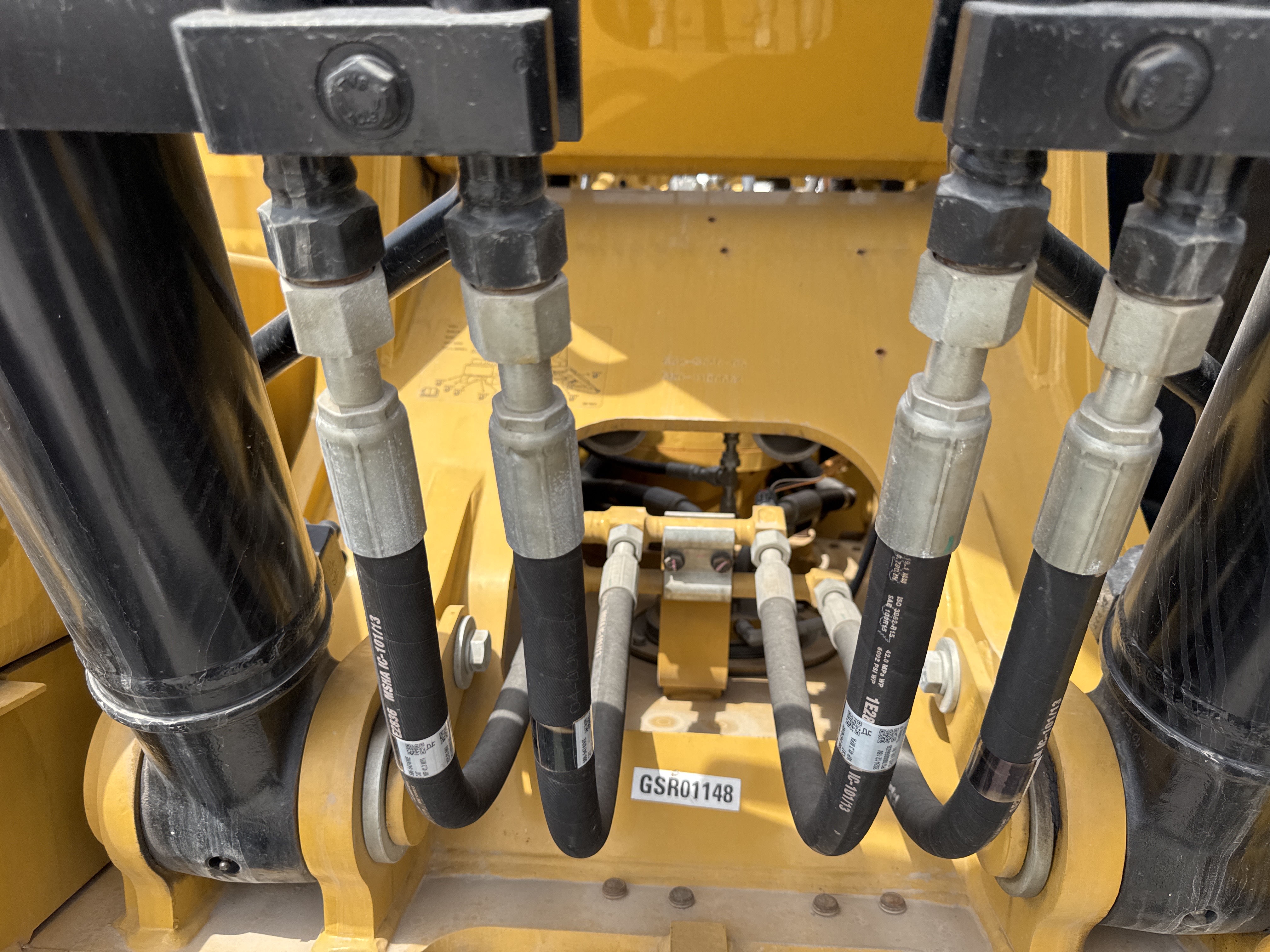 MDX-021-Cat-323D3-Medium-excavators-inspection-Hydraulics-Hydraulic-hoses-and-lines-1