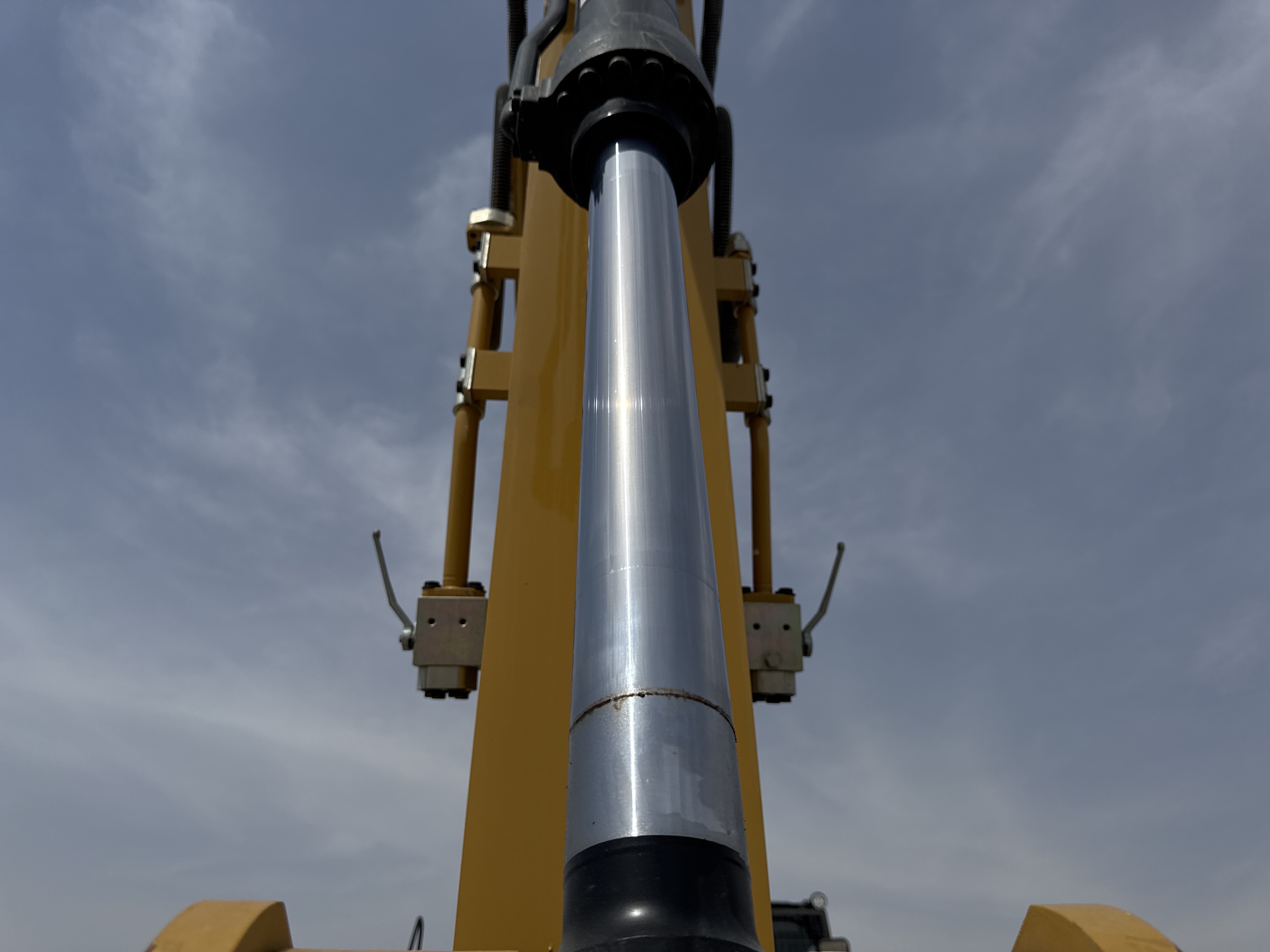 MDX-021-Cat-323D3-Medium-excavators-inspection-Hydraulics-Bucket-cylinder-1