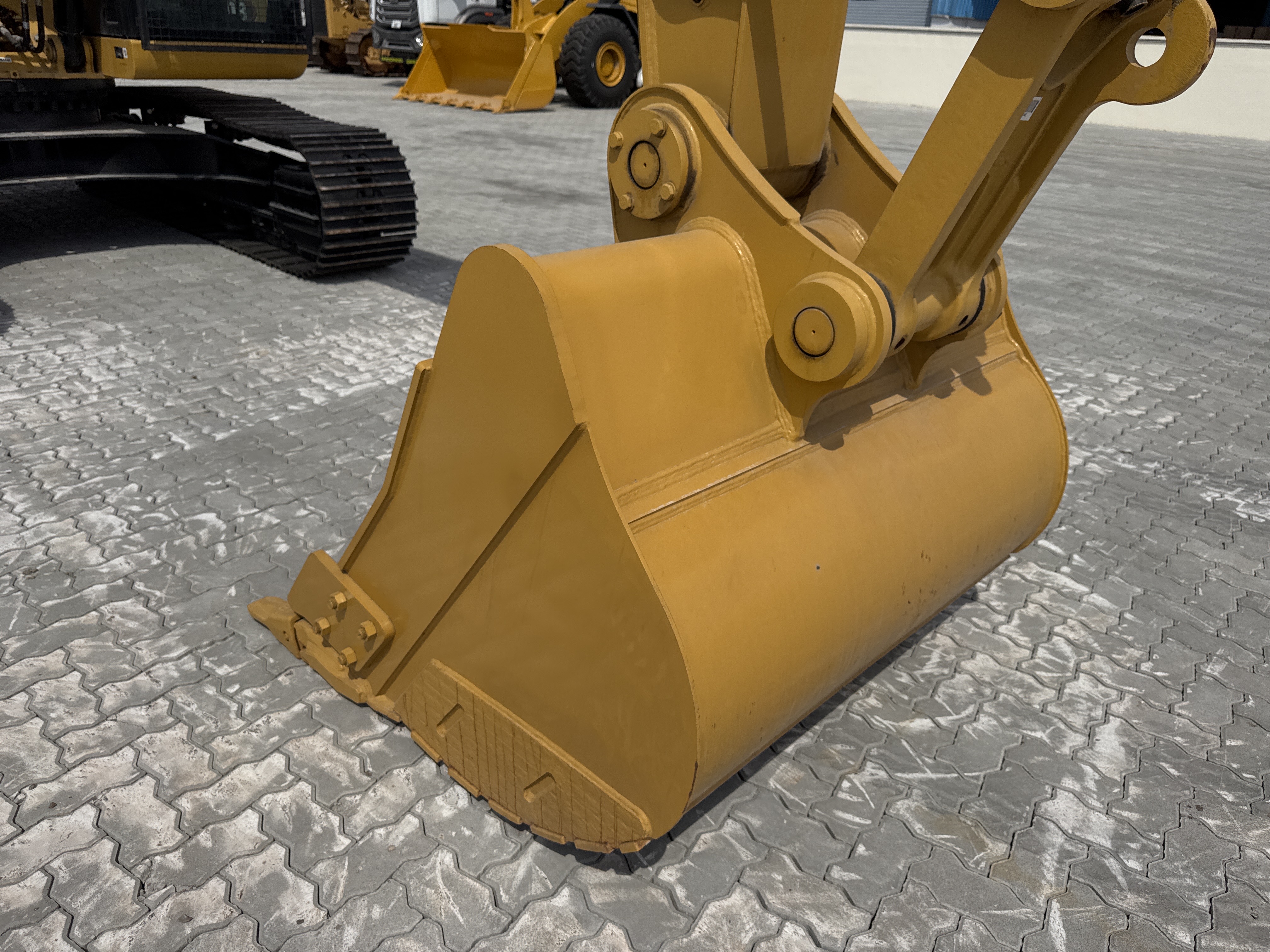 MDX-021-Cat-323D3-Medium-excavators-inspection-Attachment-Excavator-bucket-1