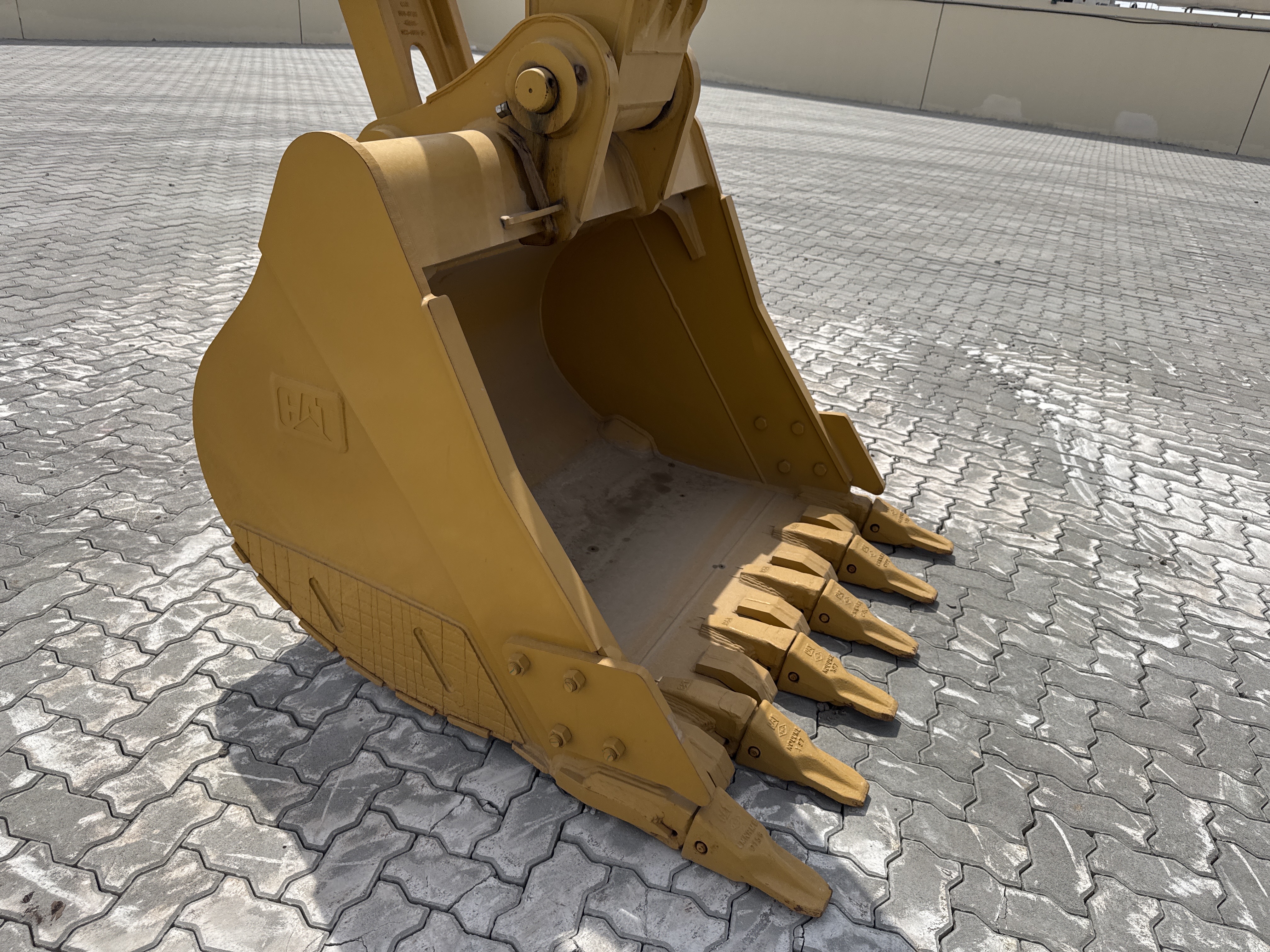 MDX-021-Cat-323D3-Medium-excavators-inspection-Attachment-Excavator-bucket-1