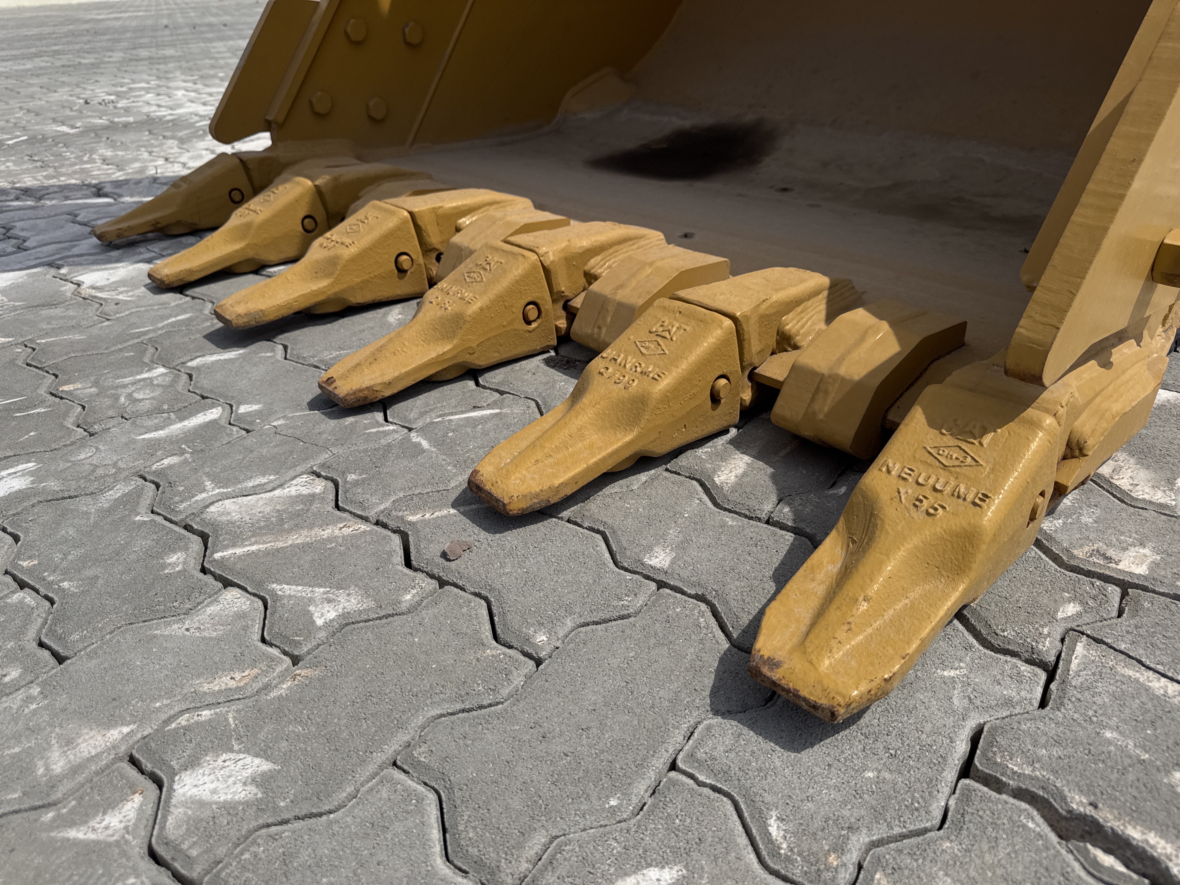 MDX-021-Cat-323D3-Medium-excavators-inspection-Attachment-Excavator-bucket-teeth-condition-1