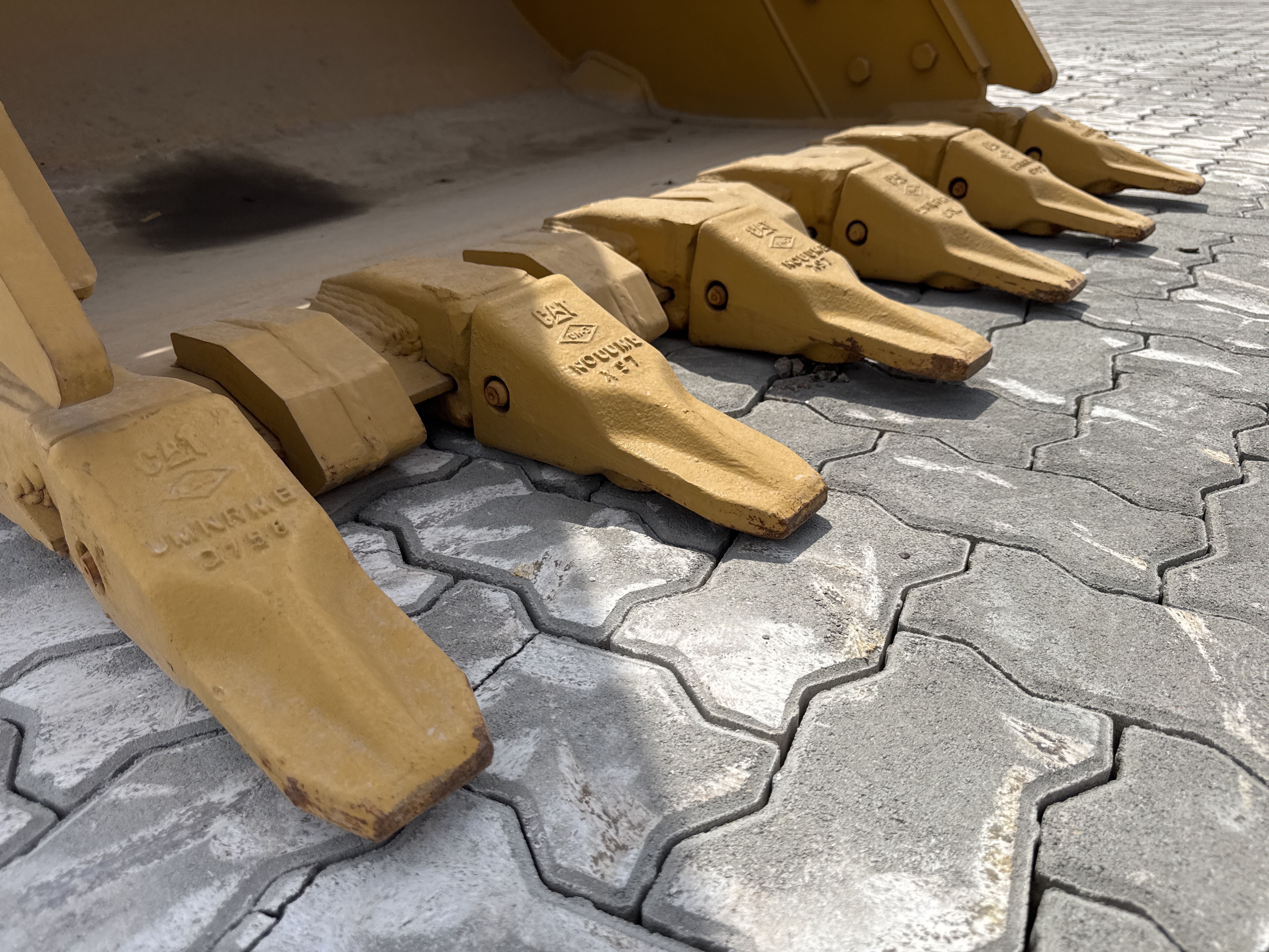 MDX-021-Cat-323D3-Medium-excavators-inspection-Attachment-Excavator-bucket-teeth-condition-1
