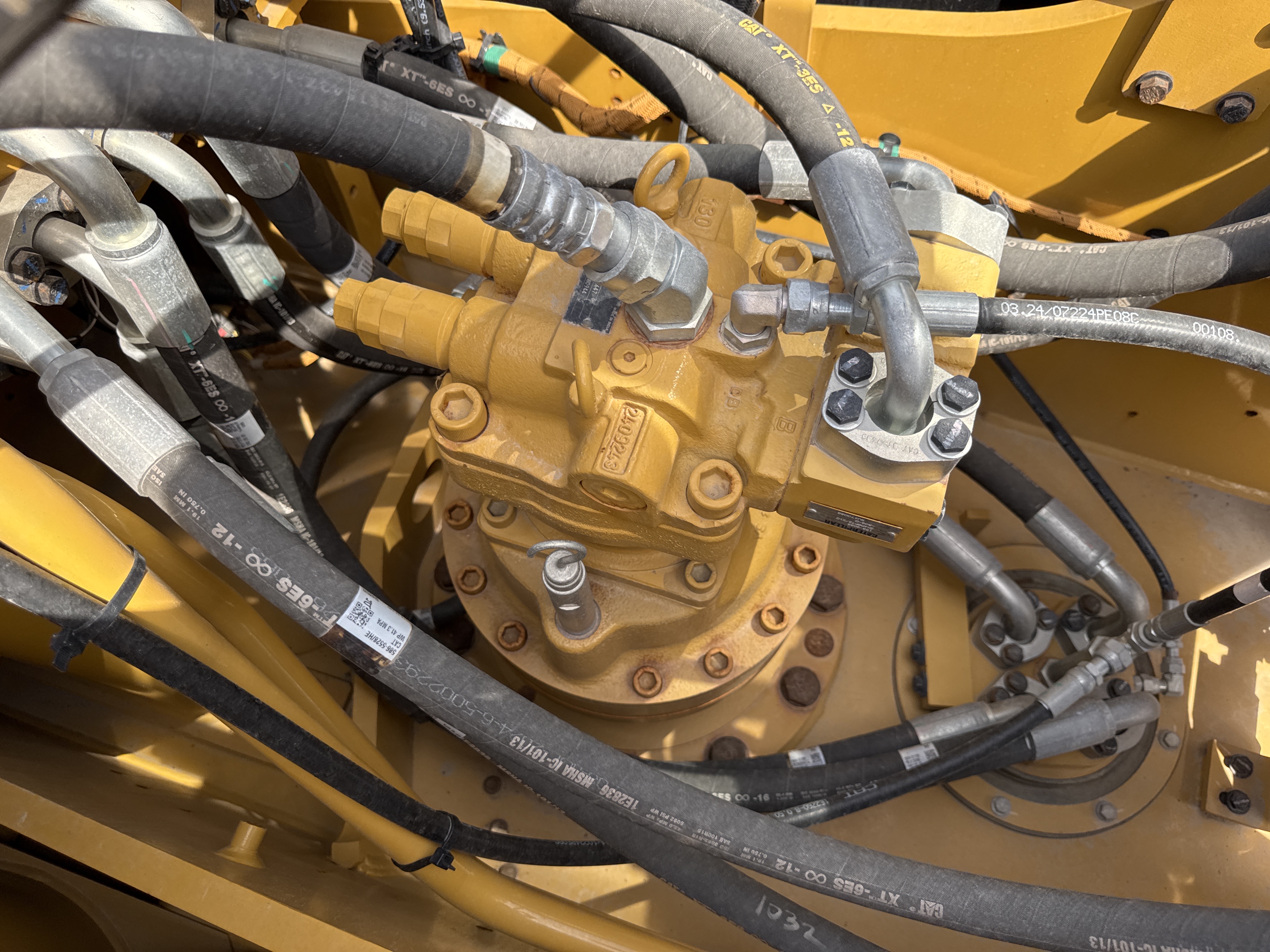 MDX-021-Cat-323D3-Medium-excavators-inspection-Hydraulics-Hydraulic-pump-1