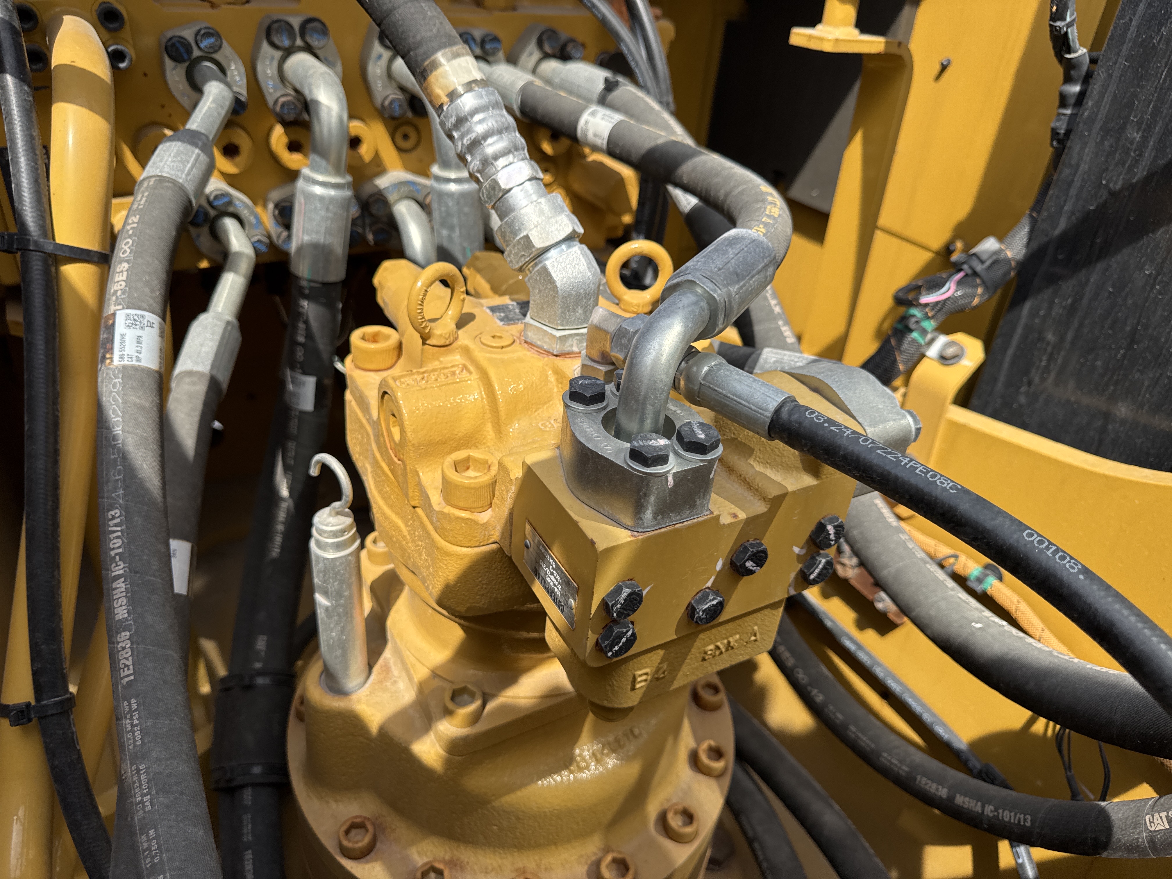 MDX-021-Cat-323D3-Medium-excavators-inspection-Hydraulics-Hydraulic-pump-1