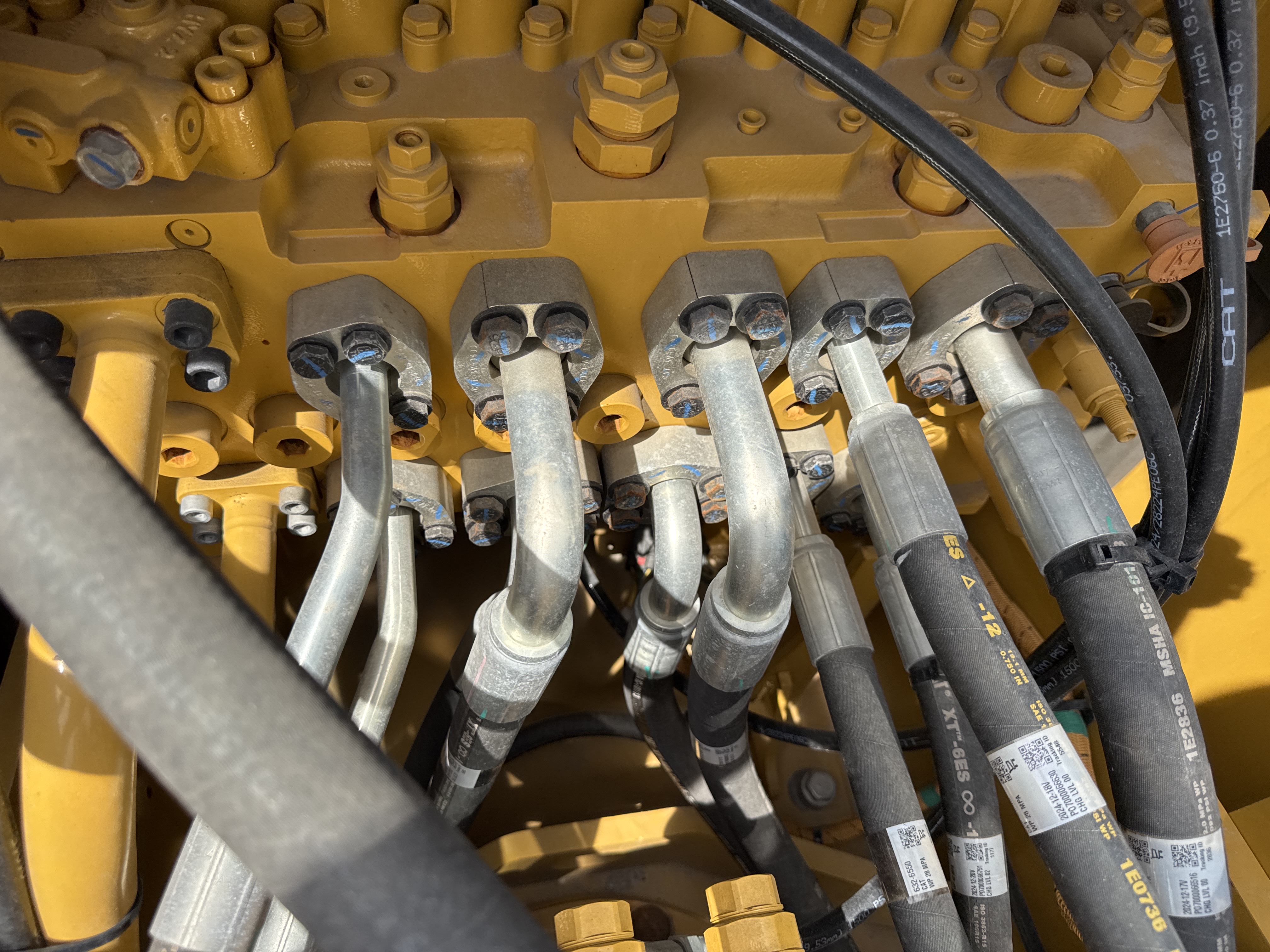 MDX-021-Cat-323D3-Medium-excavators-inspection-Hydraulics-Main-control-valve-(MCV)-1