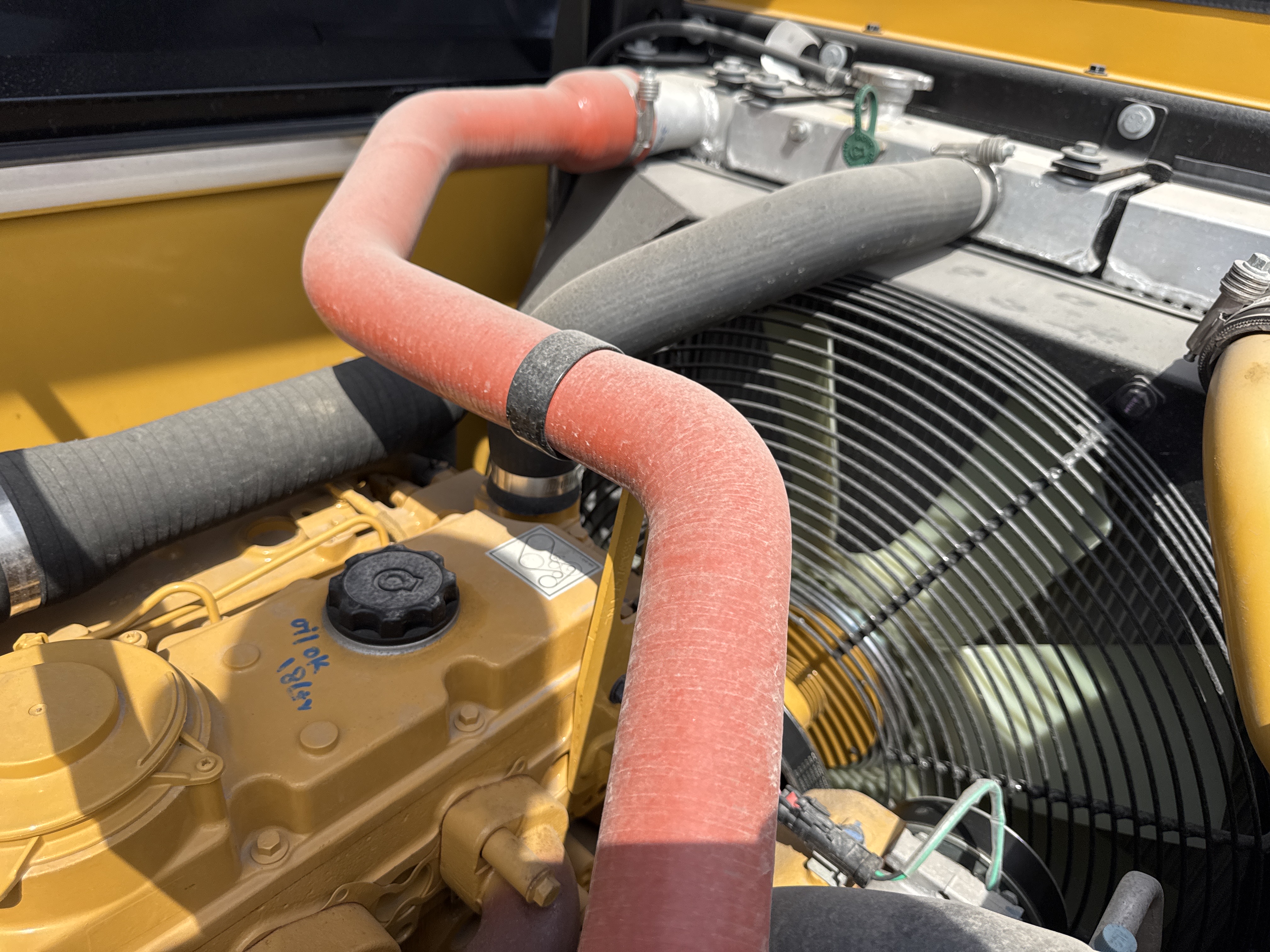MDX-021-Cat-323D3-Medium-excavators-inspection-Engine-Hoses-1
