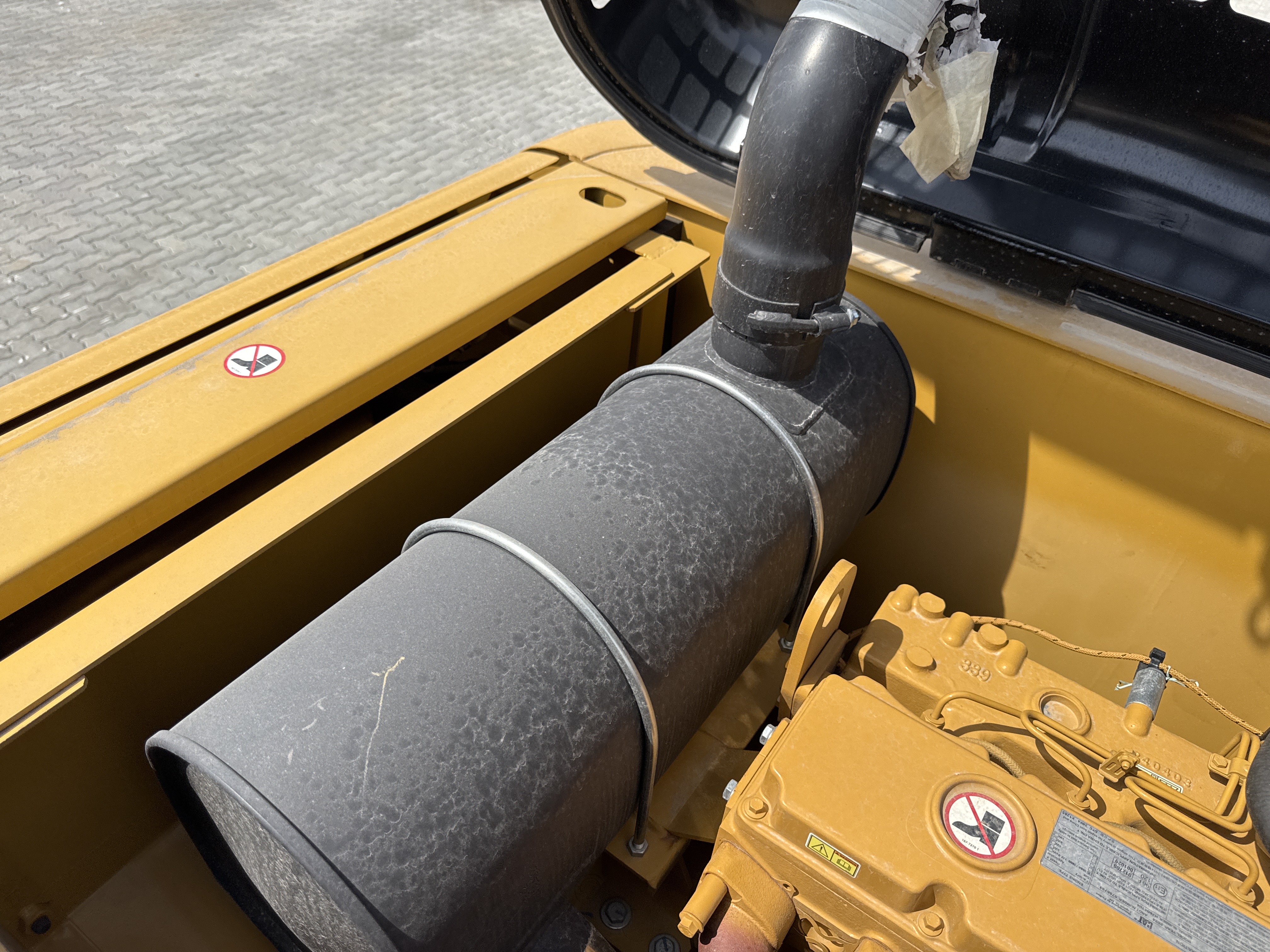 MDX-021-Cat-323D3-Medium-excavators-inspection-Engine-Exhaust-system-1