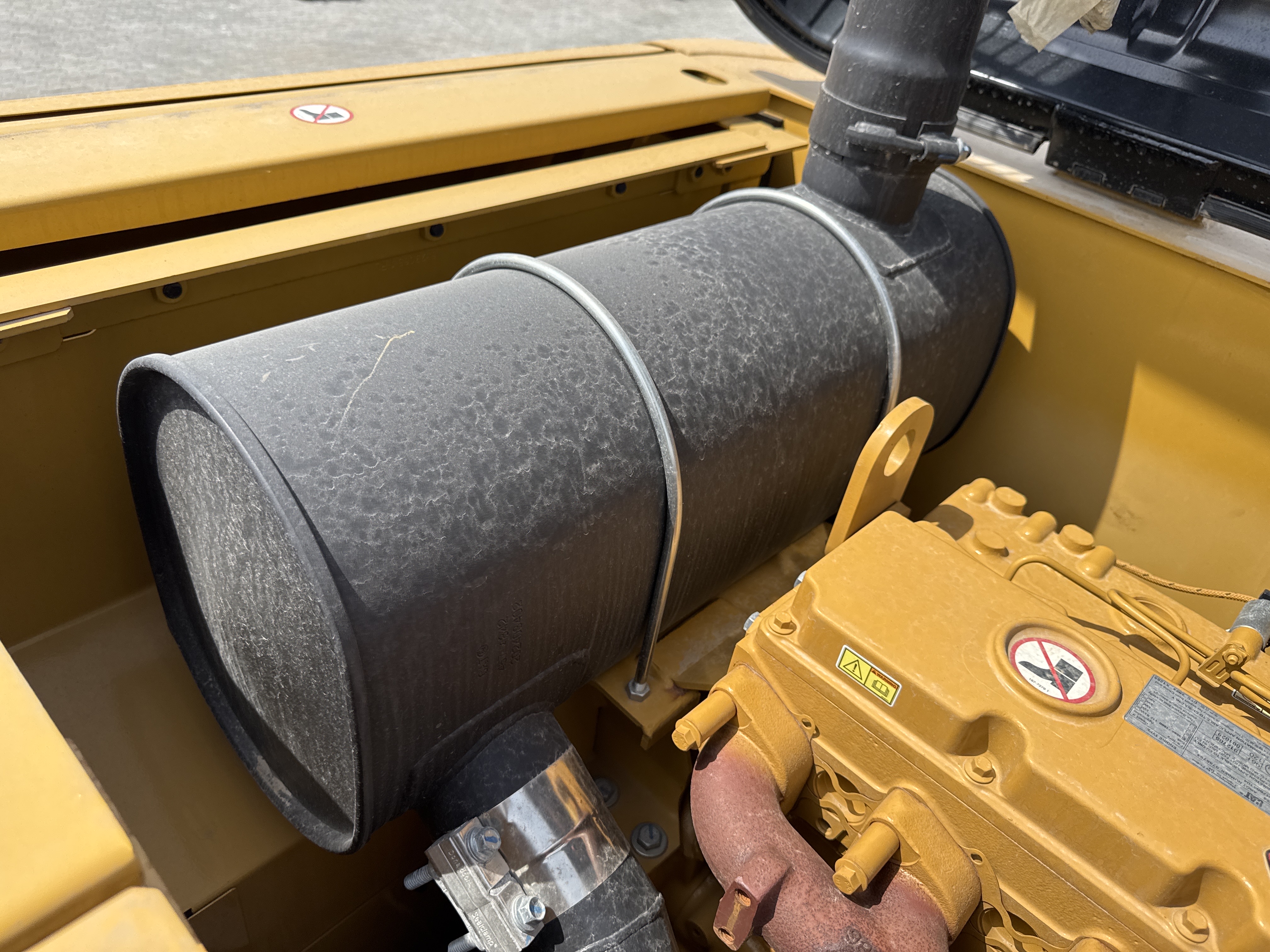 MDX-021-Cat-323D3-Medium-excavators-inspection-Engine-Exhaust-system-1