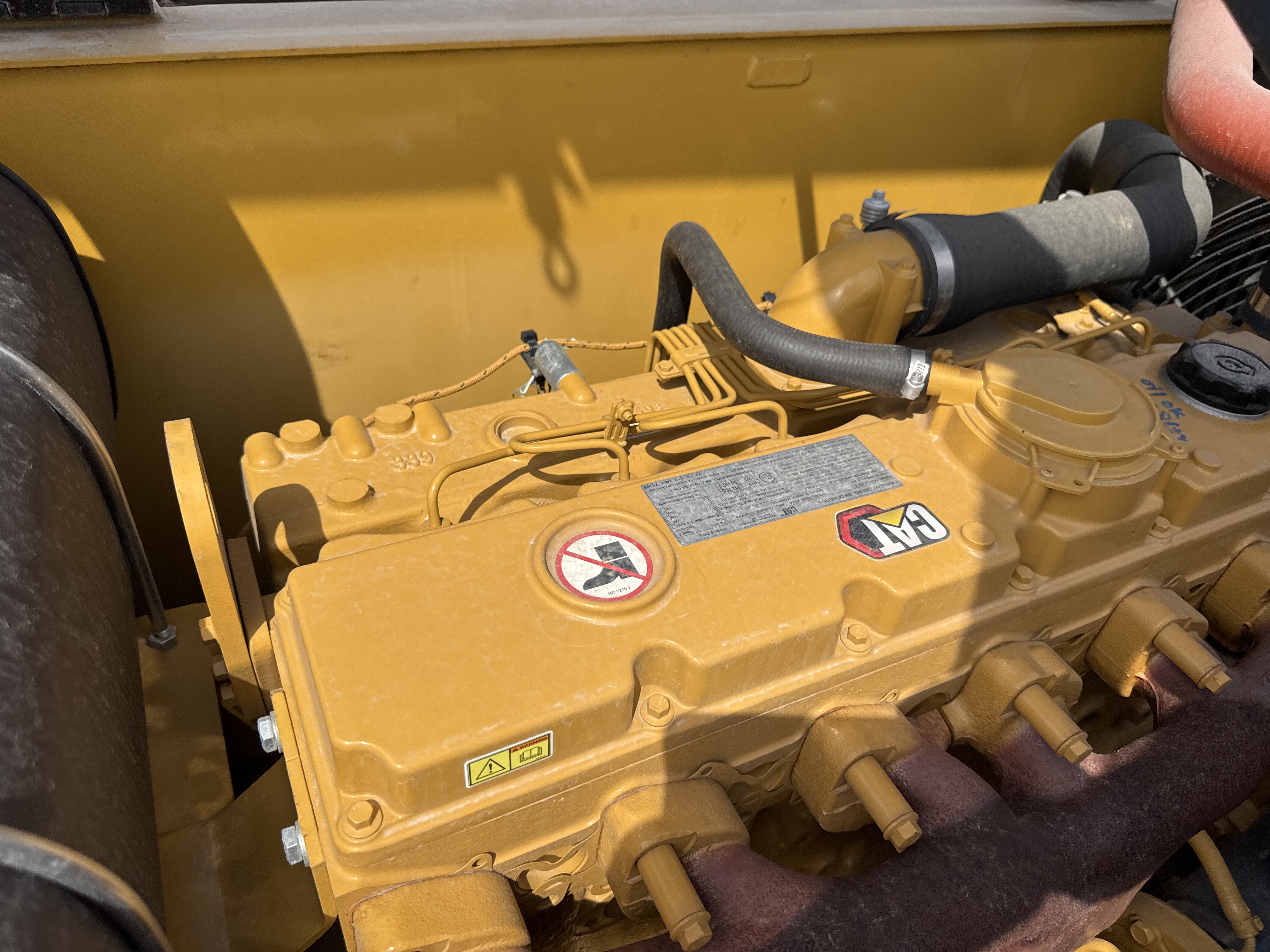 MDX-021-Cat-323D3-Medium-excavators-inspection-Engine-Engine-oil-leaks-1