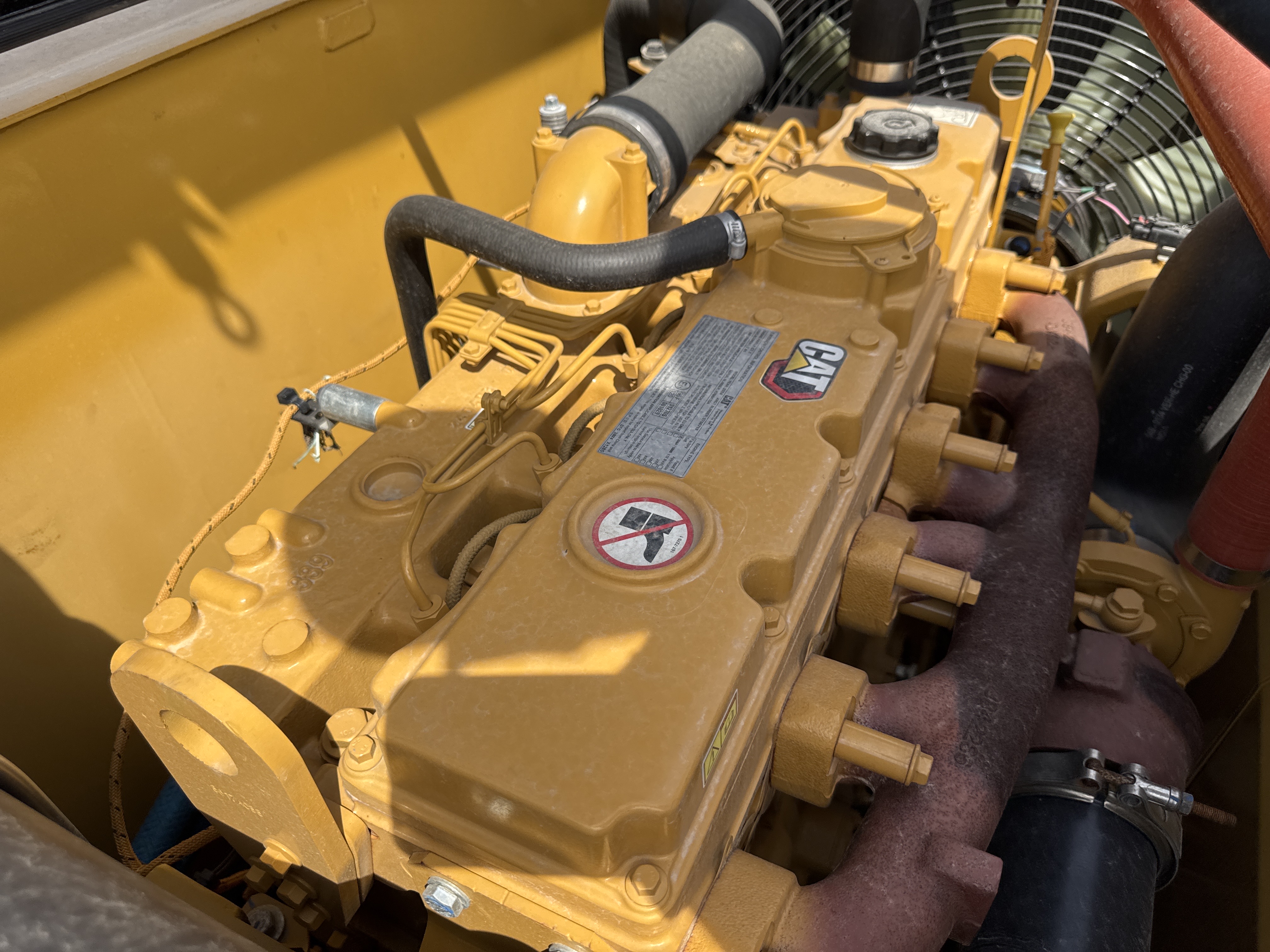 MDX-021-Cat-323D3-Medium-excavators-inspection-Engine-Engine-oil-leaks-1