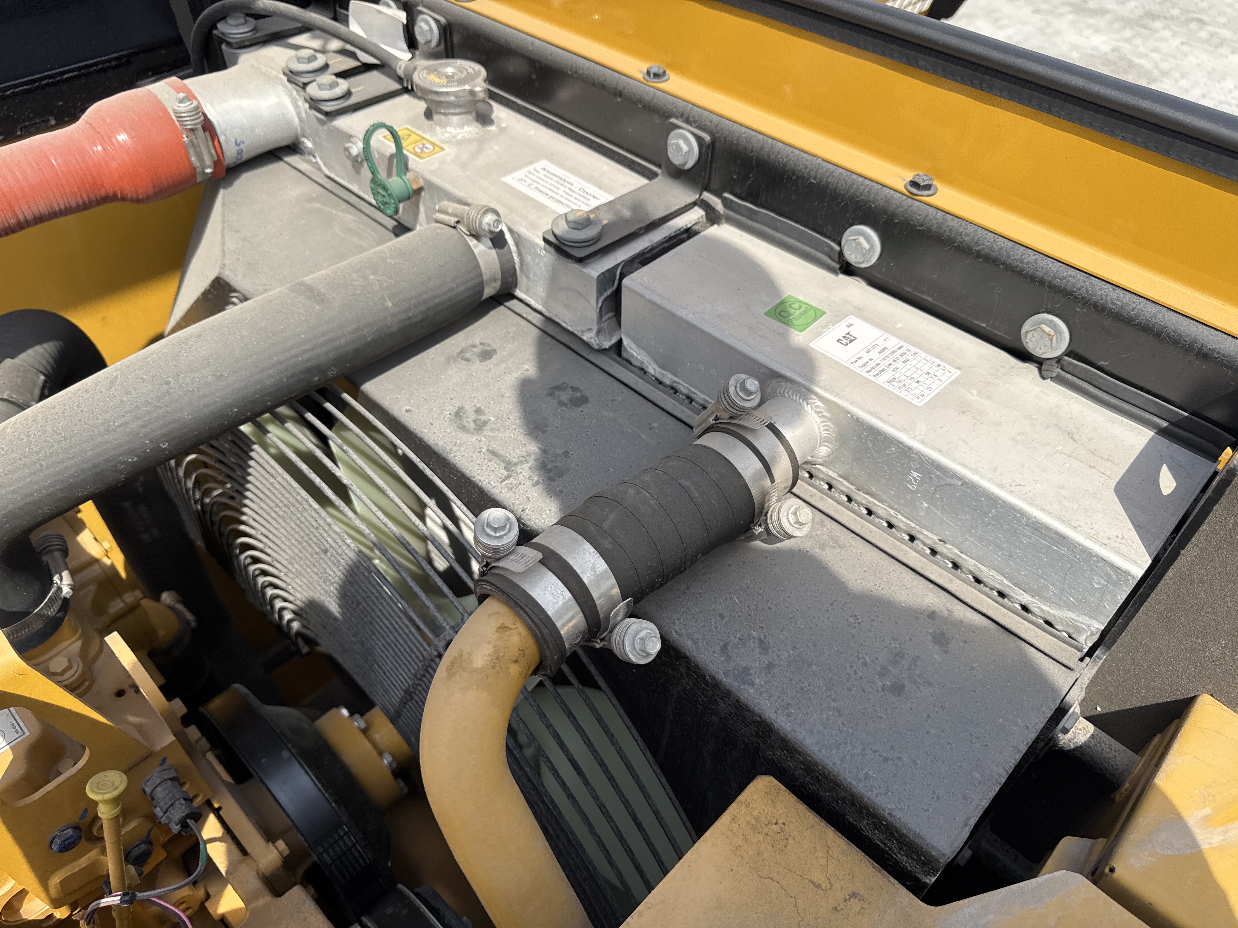MDX-021-Cat-323D3-Medium-excavators-inspection-Engine-Radiator,-condenser,-intercooler,-hydraulic-cooler-1