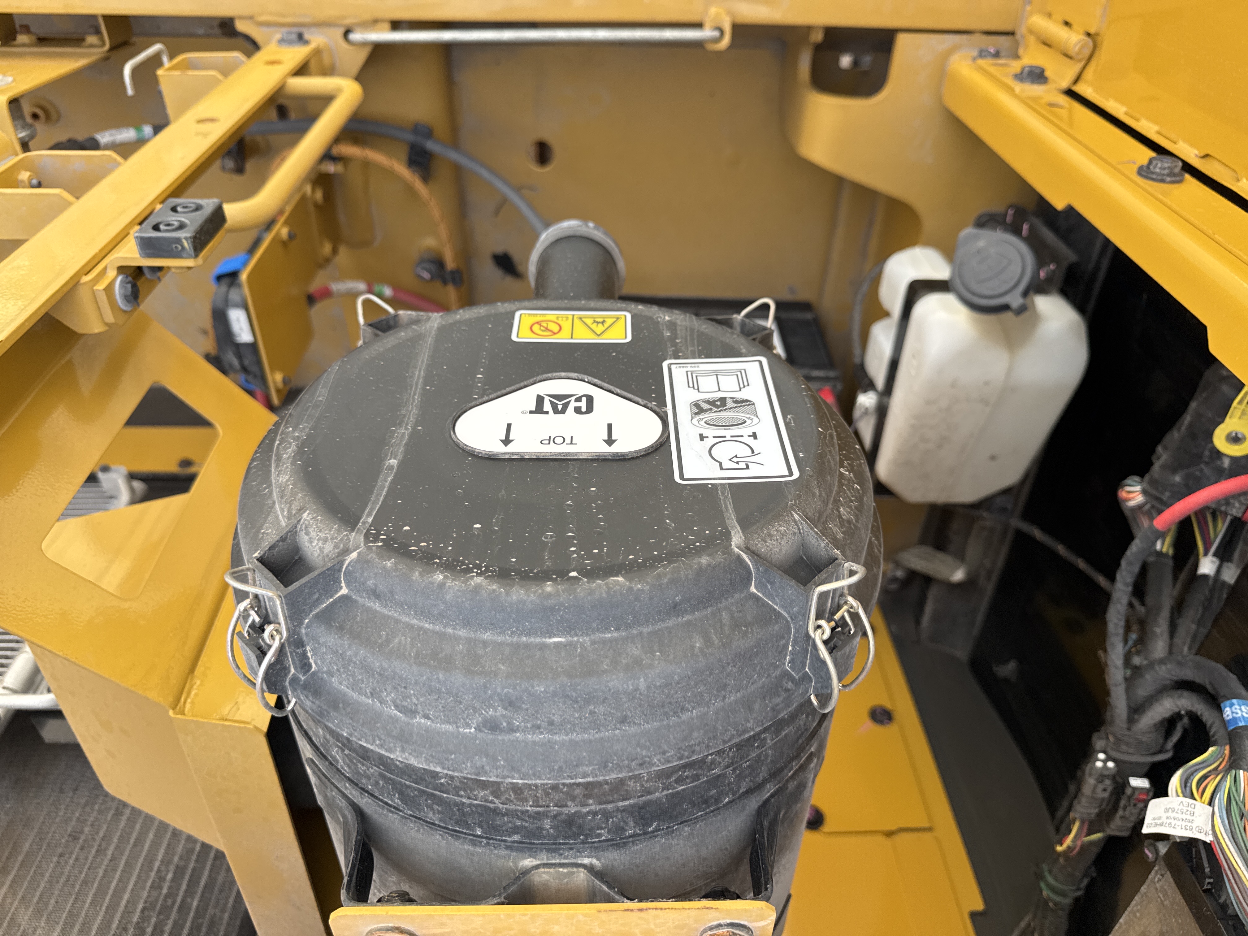 MDX-021-Cat-323D3-Medium-excavators-inspection-Engine-Air-intake-system-1
