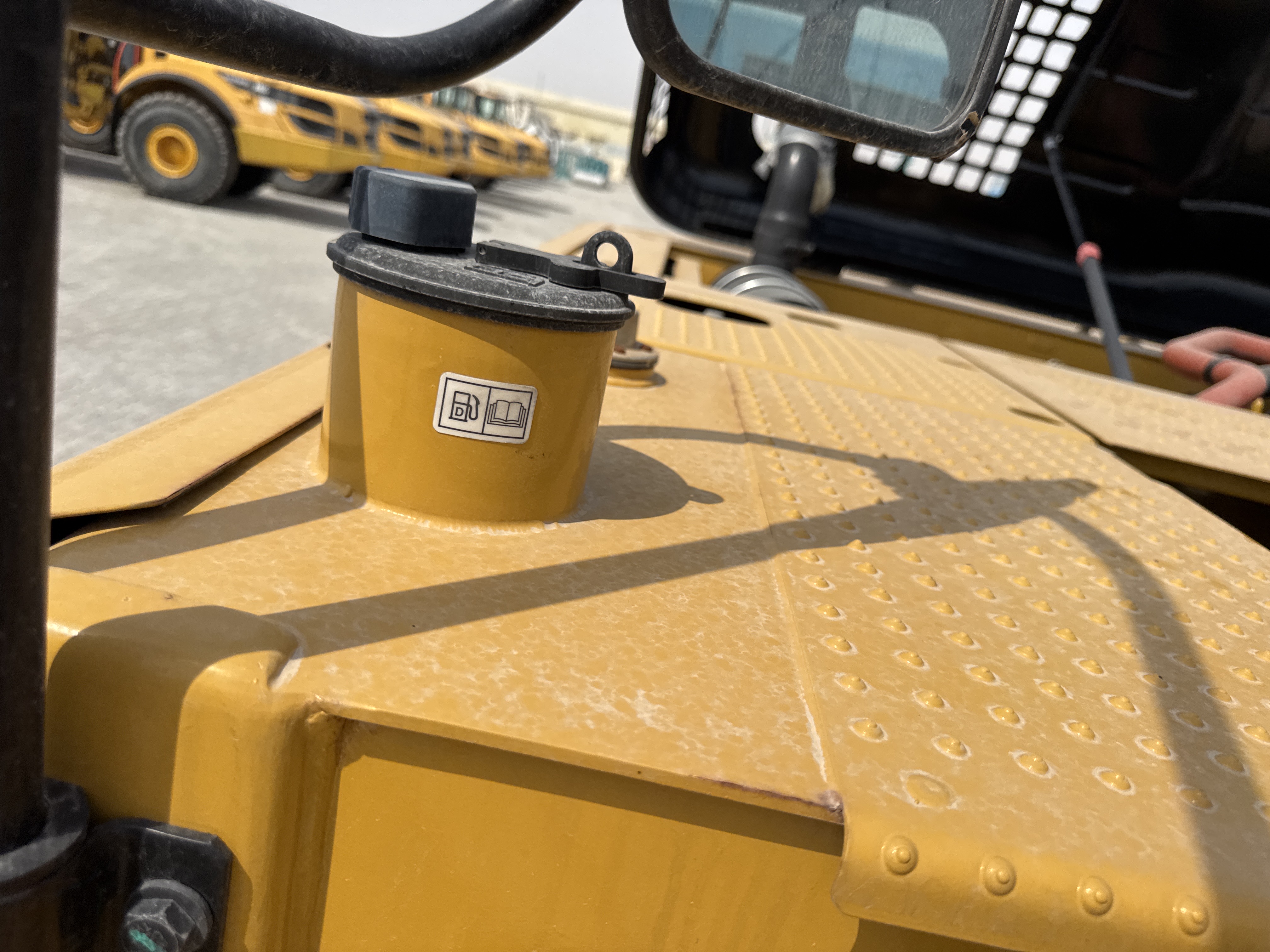 MDX-021-Cat-323D3-Medium-excavators-inspection-Engine-Fuel-tank-1
