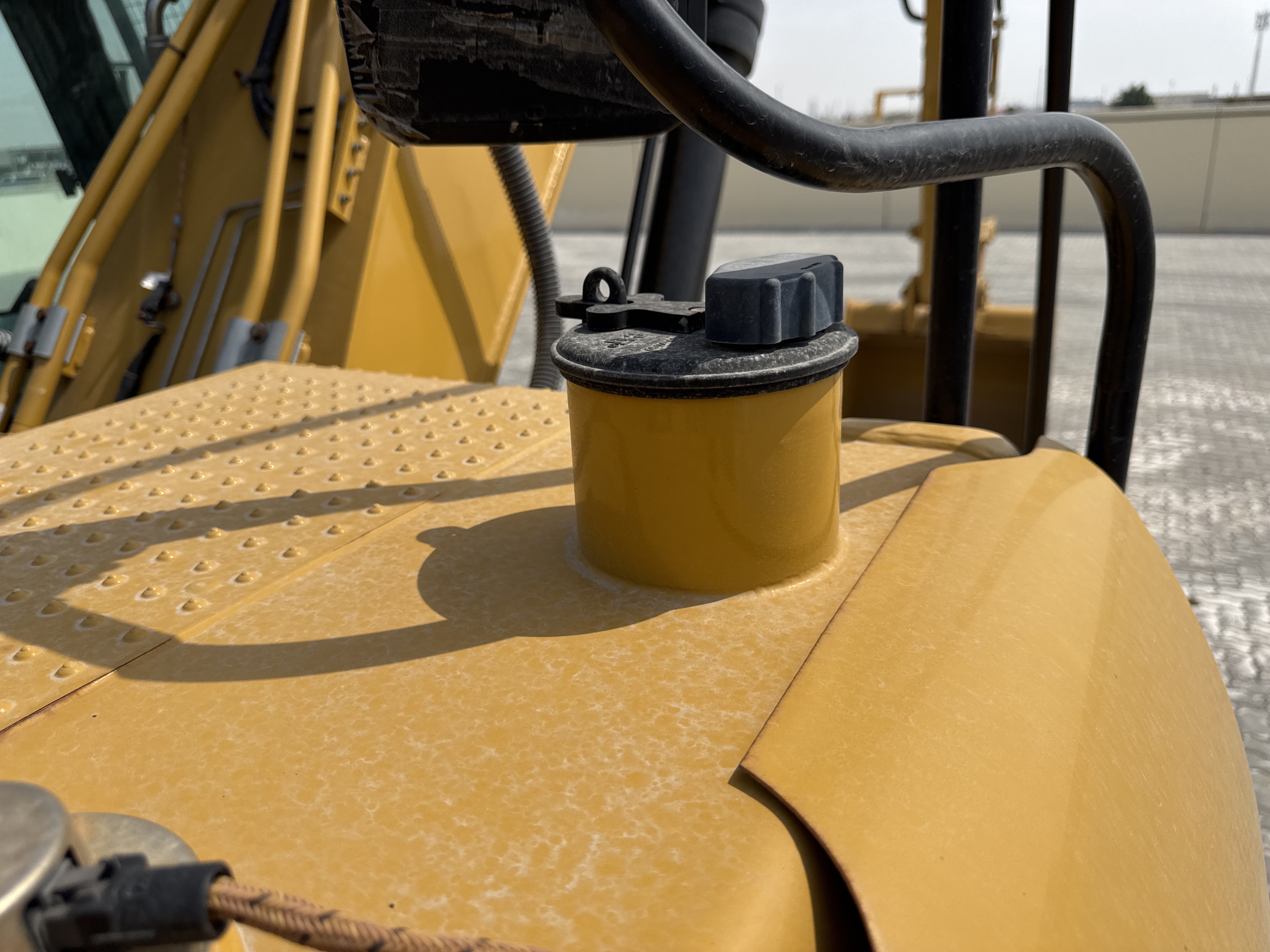 MDX-021-Cat-323D3-Medium-excavators-inspection-Engine-Fuel-tank-1
