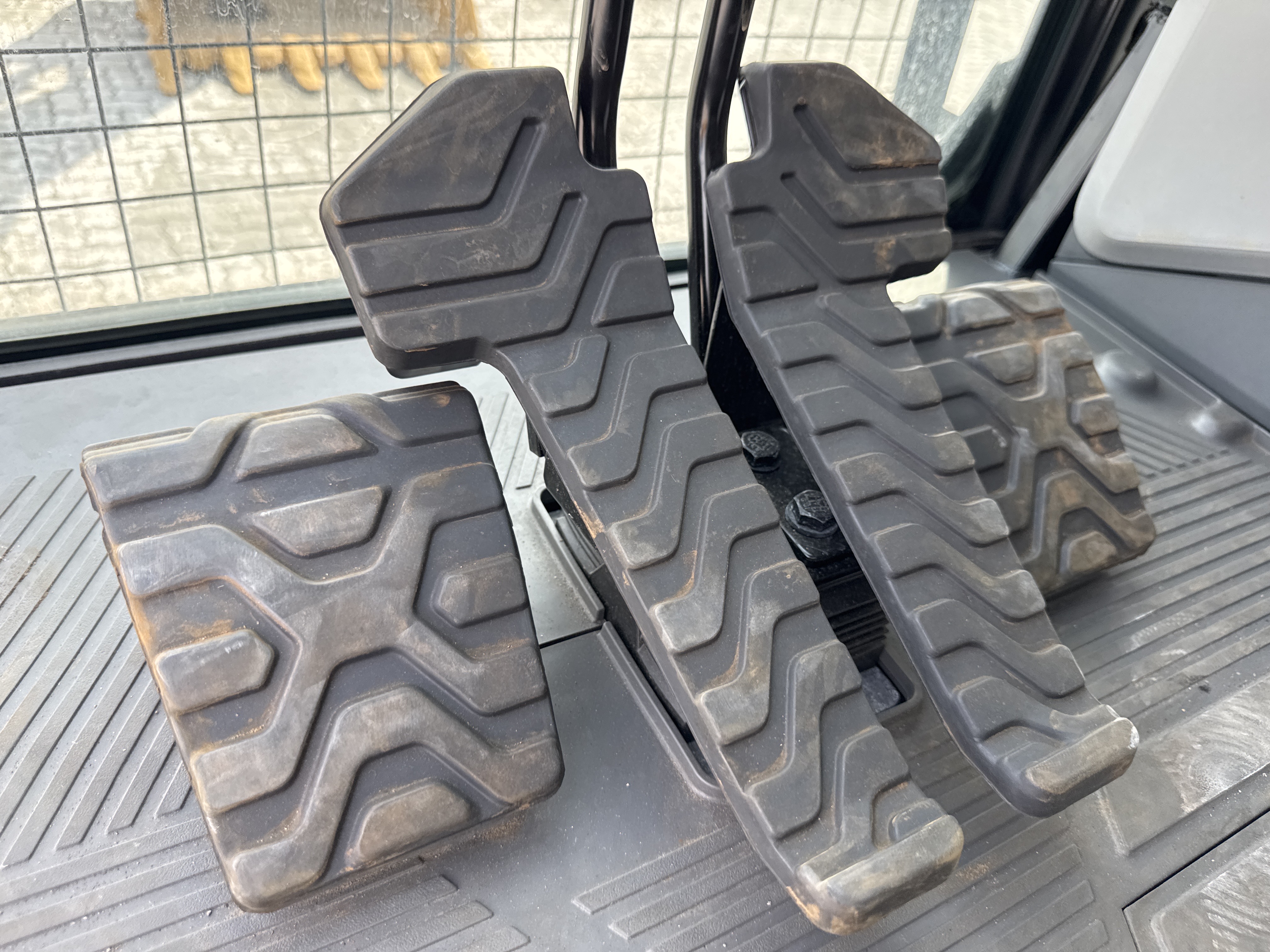 MDX-021-Cat-323D3-Medium-excavators-inspection-Cabin-Pedals-1