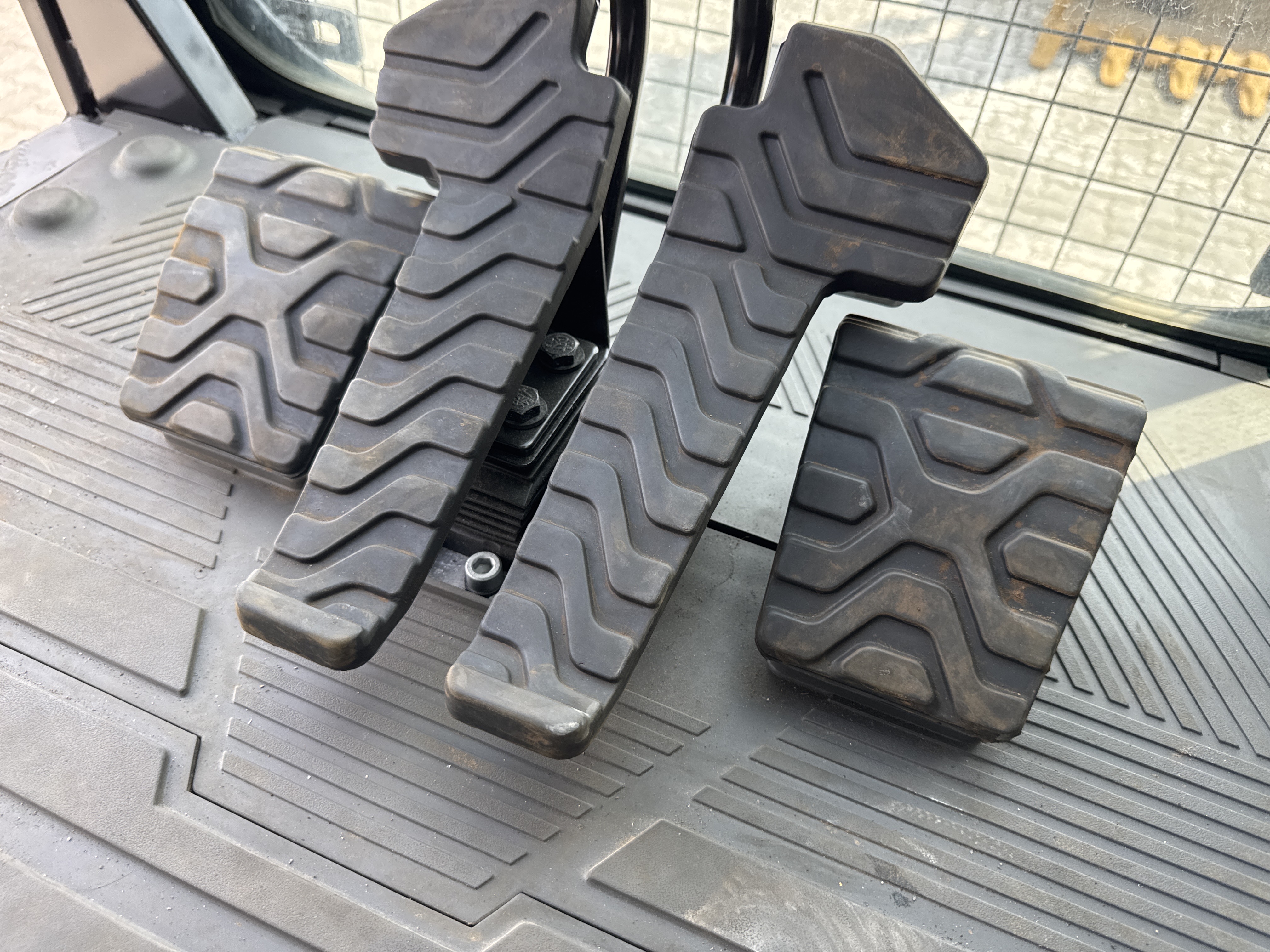 MDX-021-Cat-323D3-Medium-excavators-inspection-Cabin-Pedals-1
