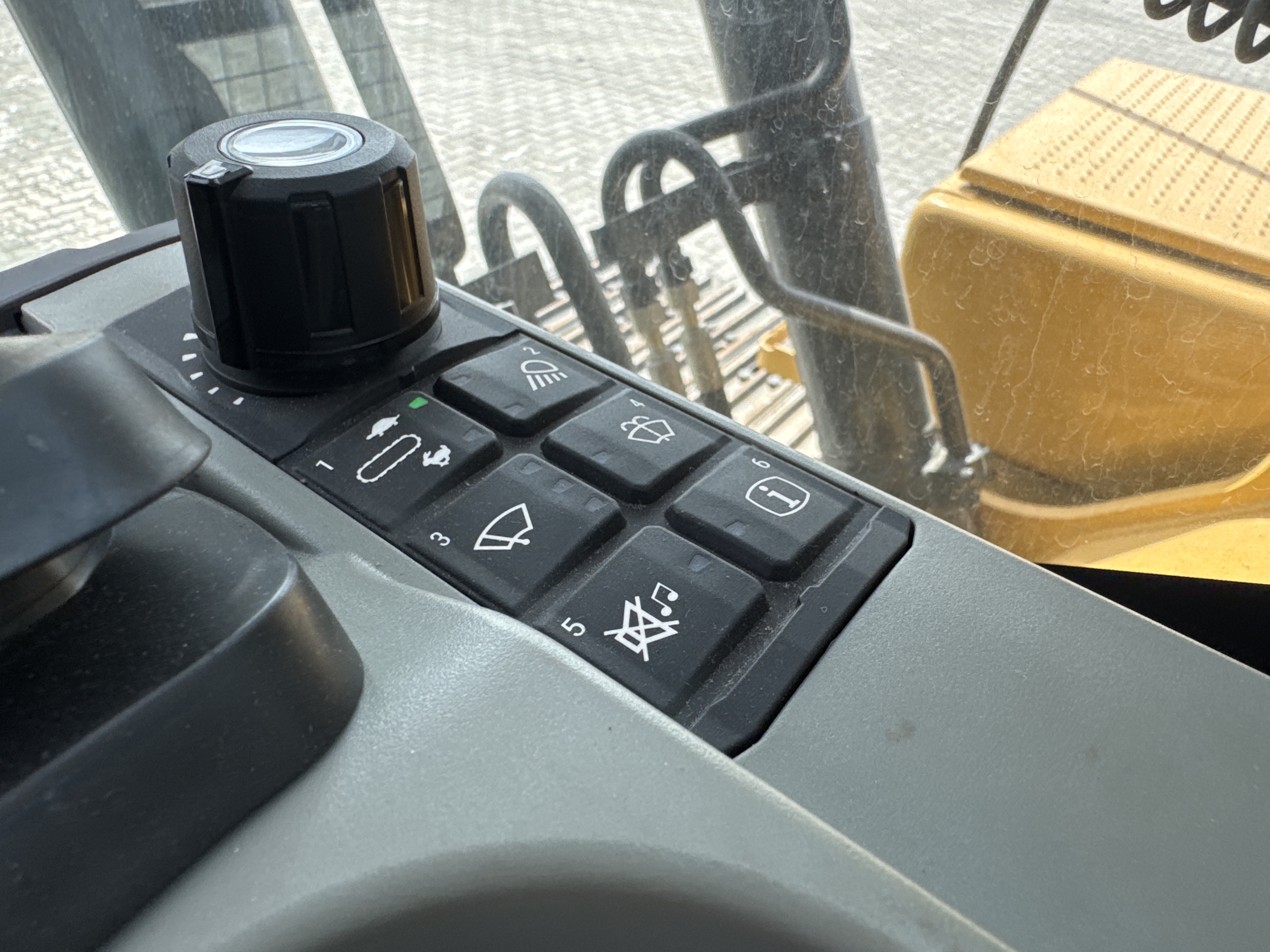 MDX-021-Cat-323D3-Medium-excavators-inspection-Cabin-Electronic-instrument-board-1