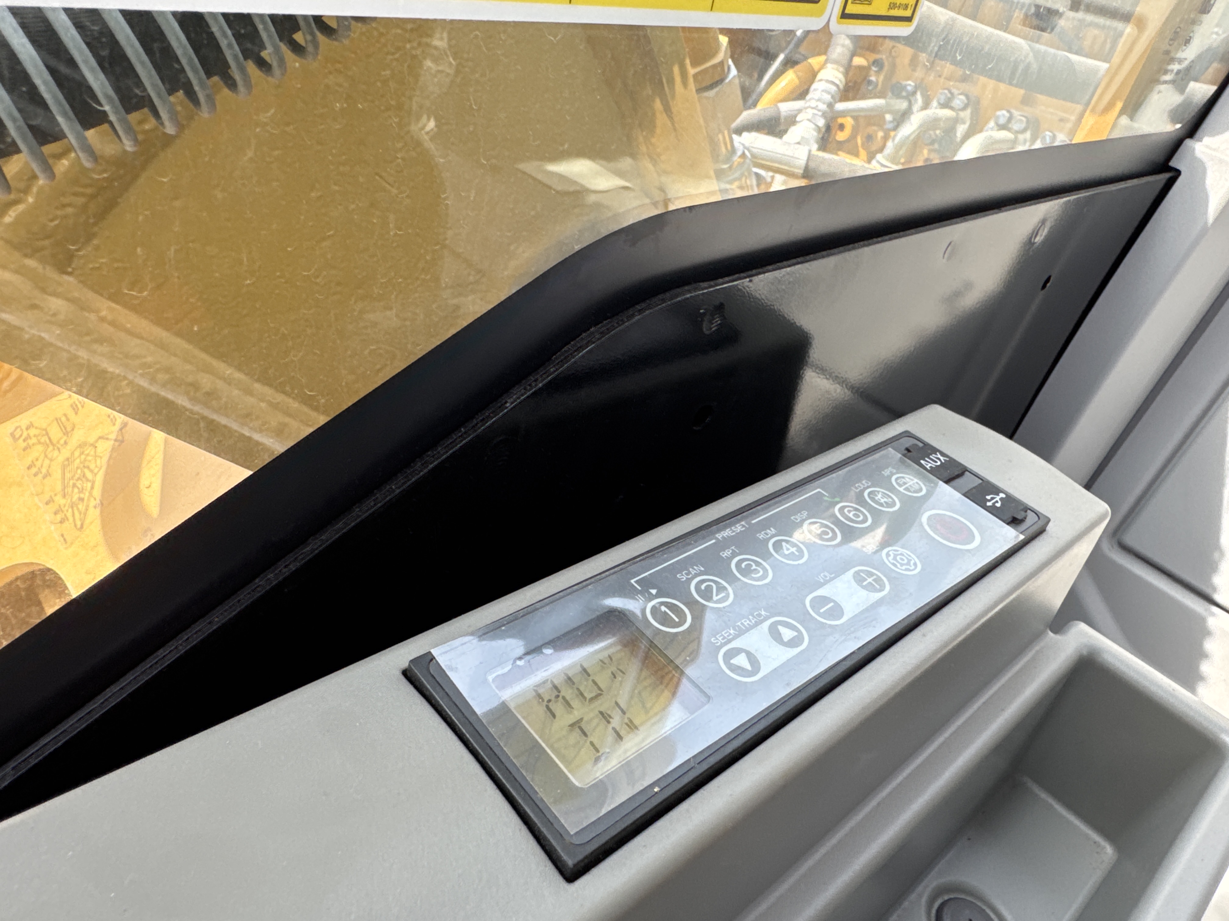 MDX-021-Cat-323D3-Medium-excavators-inspection-Cabin-Electronic-instrument-board-1