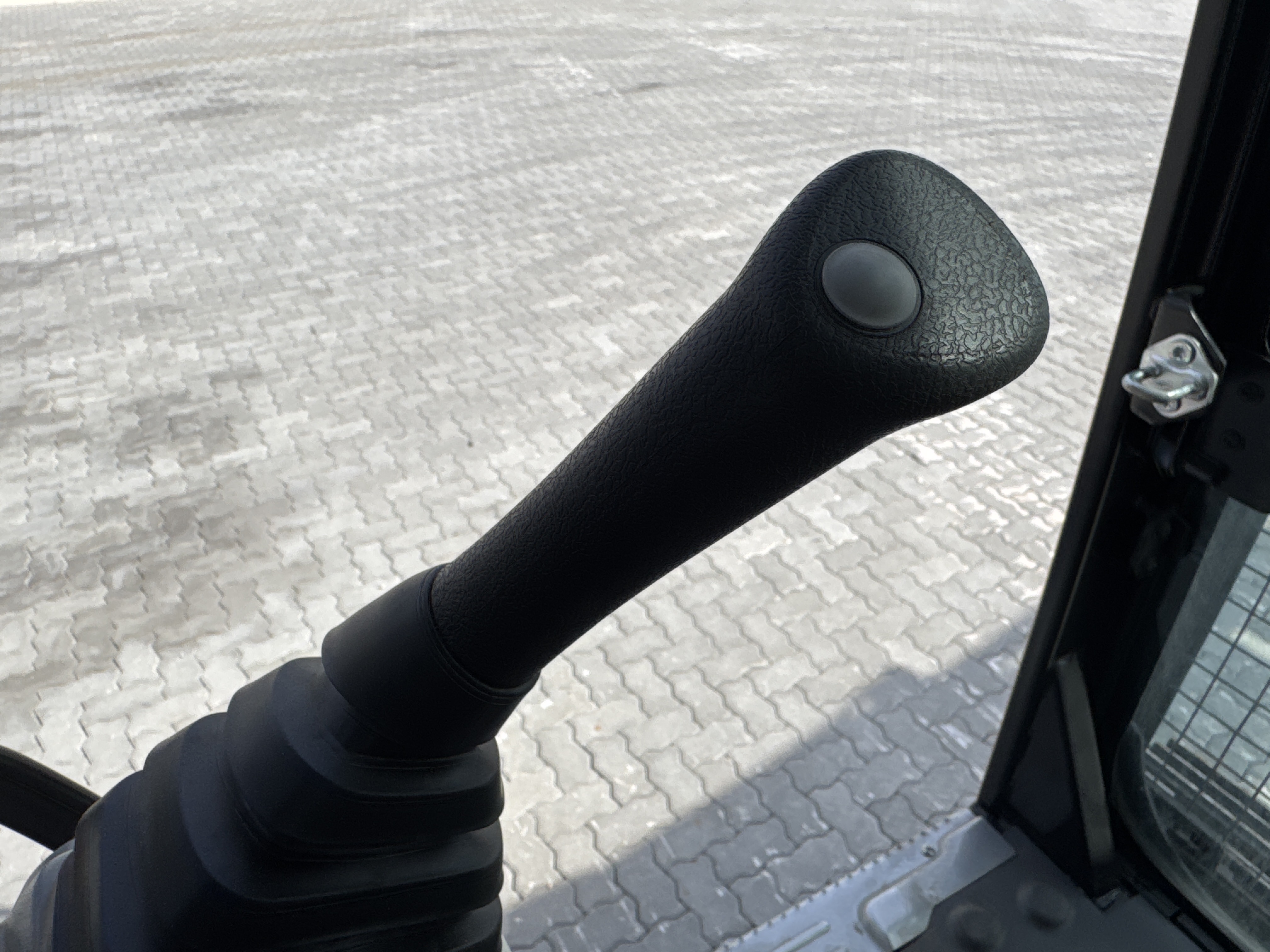 MDX-021-Cat-323D3-Medium-excavators-inspection-Cabin-Joysticks-1