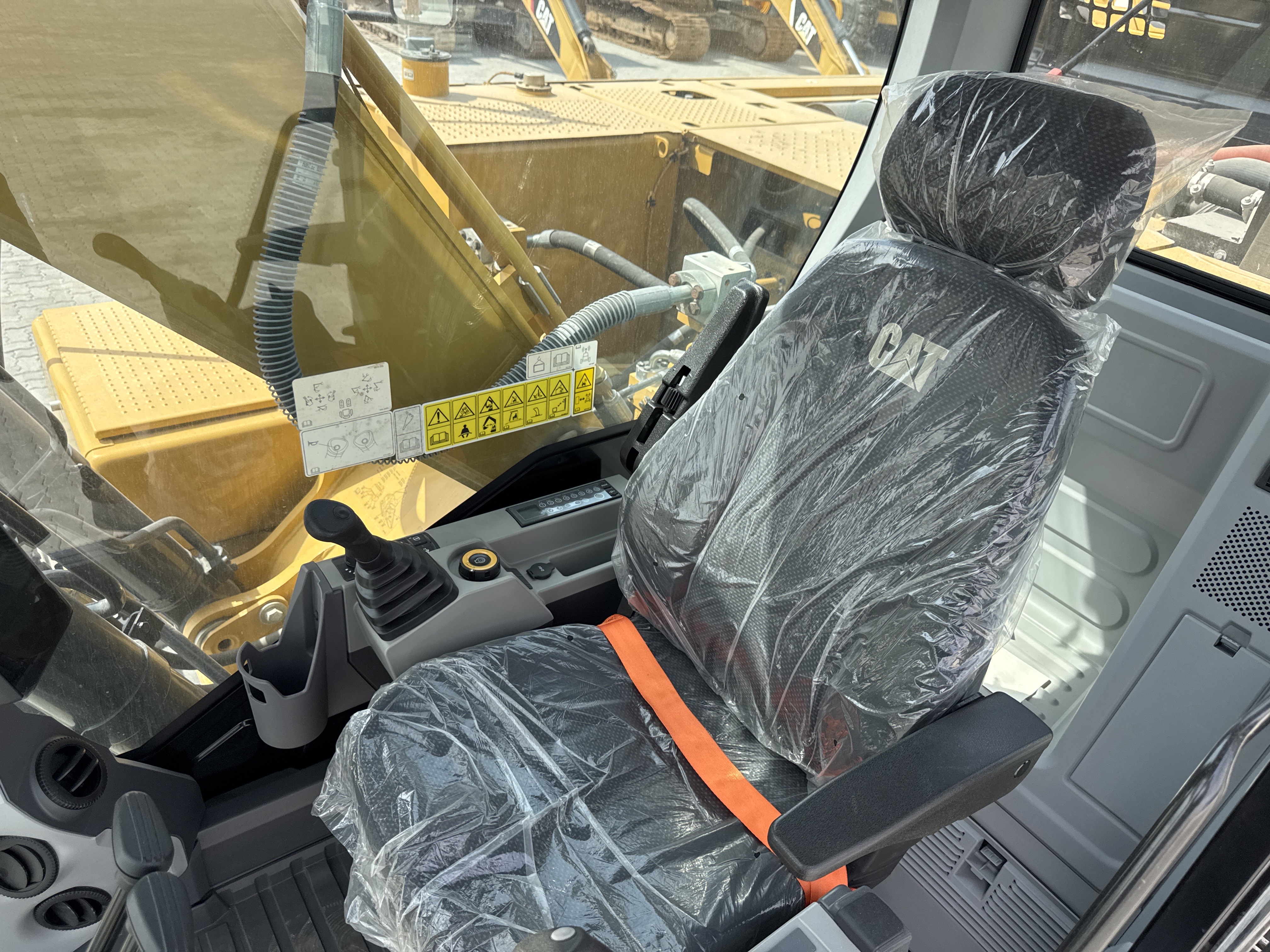 MDX-021-Cat-323D3-Medium-excavators-inspection-Cabin-Seats/armrests-1